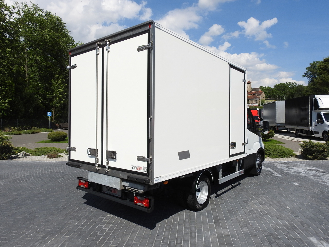 IVECO DAILY 50C15 REGRIGERATOR BOX -5*C POWER SUPPLY 230V AIR CONDITIONING TWIN WHEELS 150HP - Dostavno vozilo hladnjača: slika 3 IVECO DAILY 50C15 REGRIGERATOR BOX -5*C POWER SUPPLY 230V AIR CONDITIONING TWIN WHEELS 150HP - Dostavno vozilo hladnjača: slika 3