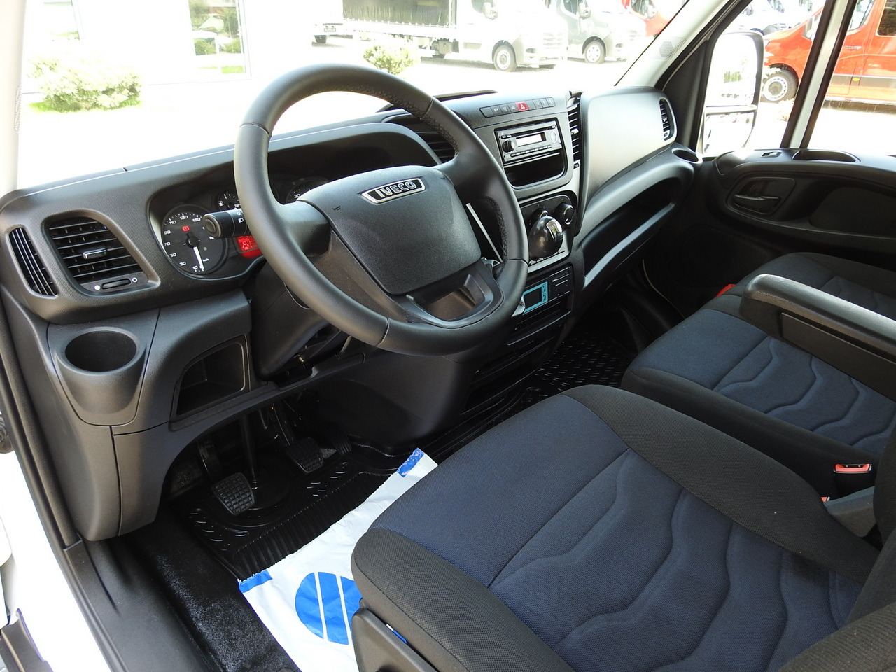 IVECO DAILY 50C15 REGRIGERATOR BOX -5*C POWER SUPPLY 230V AIR CONDITIONING TWIN WHEELS 150HP - Dostavno vozilo hladnjača: slika 2 IVECO DAILY 50C15 REGRIGERATOR BOX -5*C POWER SUPPLY 230V AIR CONDITIONING TWIN WHEELS 150HP - Dostavno vozilo hladnjača: slika 2