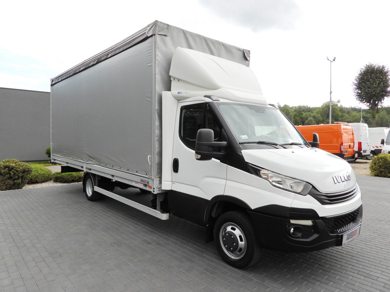 IVECO DAILY 50C15 TARPAULIN 12 PALLETS CRUISE CONTROL TWIN WHEELS AIR CONDITIONING 150HP - Dostavno vozilo sa ceradom: slika 4 IVECO DAILY 50C15 TARPAULIN 12 PALLETS CRUISE CONTROL TWIN WHEELS AIR CONDITIONING 150HP - Dostavno vozilo sa ceradom: slika 4