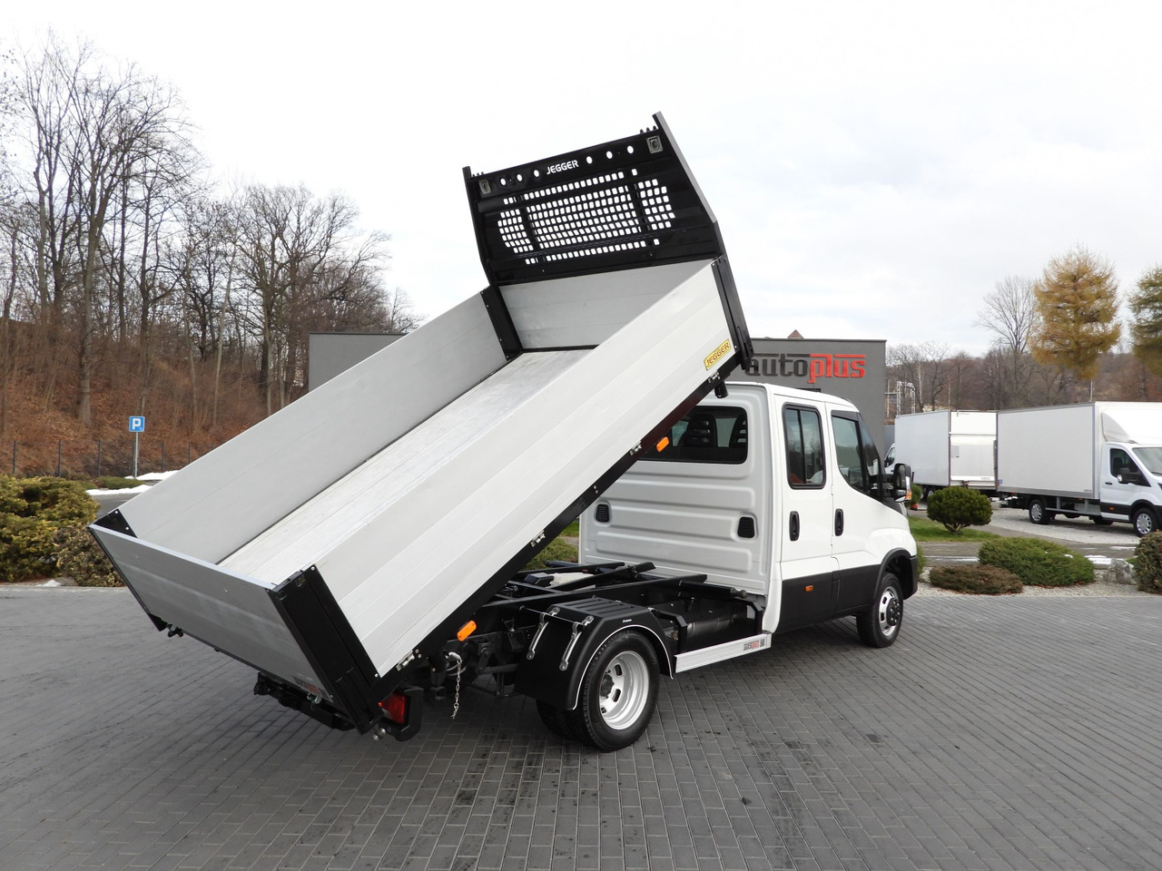 IVECO DAILY 50C16 THREE-WAY TIPPER DOUBLE CABIN DOKA 6 SEATS CRUISE CONTROL PNEUMATICS TWIN WHEELS AIR CONDITIONING 160HP - Dostavno vozilo kiper: slika 3 IVECO DAILY 50C16 THREE-WAY TIPPER DOUBLE CABIN DOKA 6 SEATS CRUISE CONTROL PNEUMATICS TWIN WHEELS AIR CONDITIONING 160HP - Dostavno vozilo kiper: slika 3