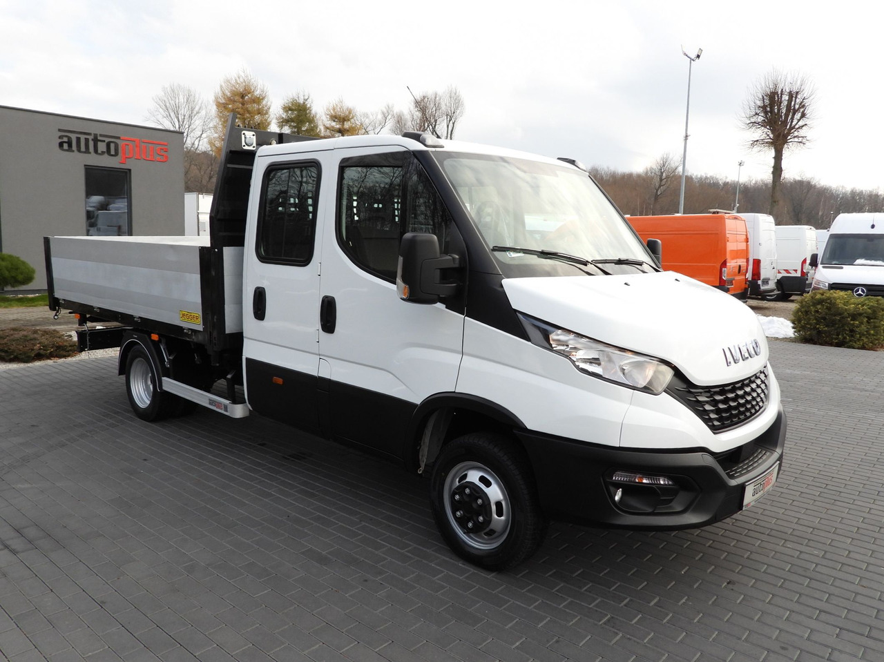 IVECO DAILY 50C16 THREE-WAY TIPPER DOUBLE CABIN DOKA 6 SEATS CRUISE CONTROL PNEUMATICS TWIN WHEELS AIR CONDITIONING 160HP - Dostavno vozilo kiper: slika 4 IVECO DAILY 50C16 THREE-WAY TIPPER DOUBLE CABIN DOKA 6 SEATS CRUISE CONTROL PNEUMATICS TWIN WHEELS AIR CONDITIONING 160HP - Dostavno vozilo kiper: slika 4