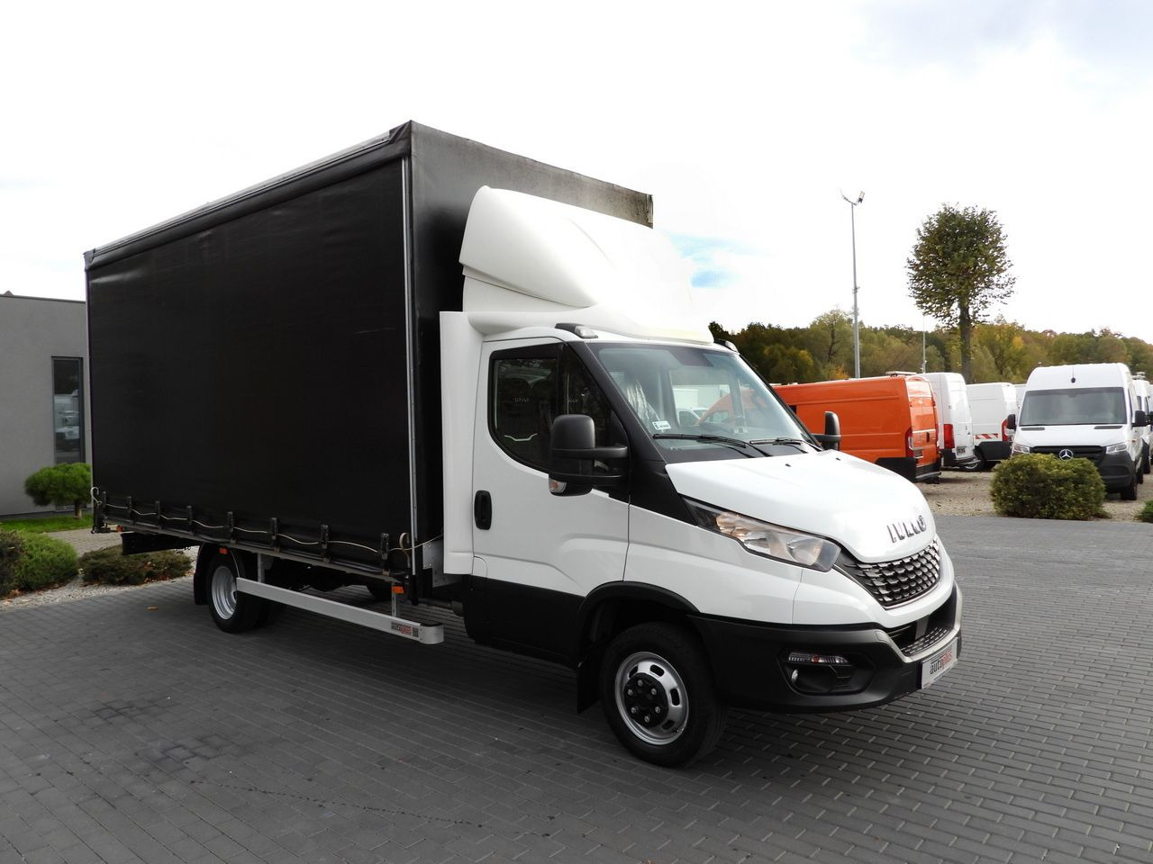 IVECO DAILY 50C17 TARPAULIN 10 PALLETS CRUISE CONTROL PNEUMATICS TWIN WHEELS AIR CONDITIONING 180HP - Dostavno vozilo sa ceradom: slika 4 IVECO DAILY 50C17 TARPAULIN 10 PALLETS CRUISE CONTROL PNEUMATICS TWIN WHEELS AIR CONDITIONING 180HP - Dostavno vozilo sa ceradom: slika 4