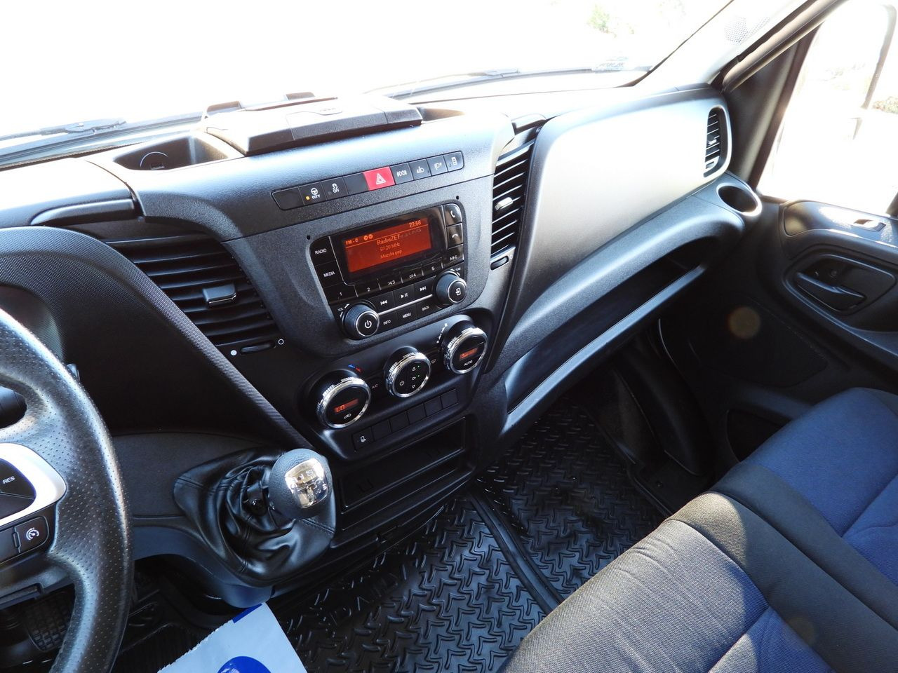 Lizing IVECO DAILY 50C17 TARPAULIN 10 PALLETS CRUISE CONTROL TWIN WHEELS AIR CONDITIONING  180HP IVECO DAILY 50C17 TARPAULIN 10 PALLETS CRUISE CONTROL TWIN WHEELS AIR CONDITIONING  180HP: slika 34