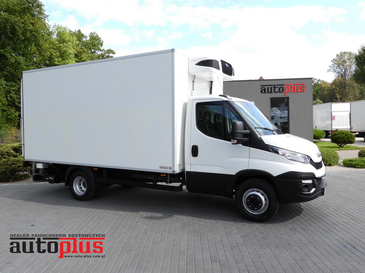 IVECO DAILY 70C17 REFRIGERATOR 1*C LIFT 10 PALLETS POWER SUPPLY 230V CRUISE CONTROL AIR CONDITIONING PNEUMATICS AUTOMATIC TRANSMISSION HI-MATIC TWIN WHEELS 170HP - Hladnjača: slika 1 IVECO DAILY 70C17 REFRIGERATOR 1*C LIFT 10 PALLETS POWER SUPPLY 230V CRUISE CONTROL AIR CONDITIONING PNEUMATICS AUTOMATIC TRANSMISSION HI-MATIC TWIN WHEELS 170HP - Hladnjača: slika 1