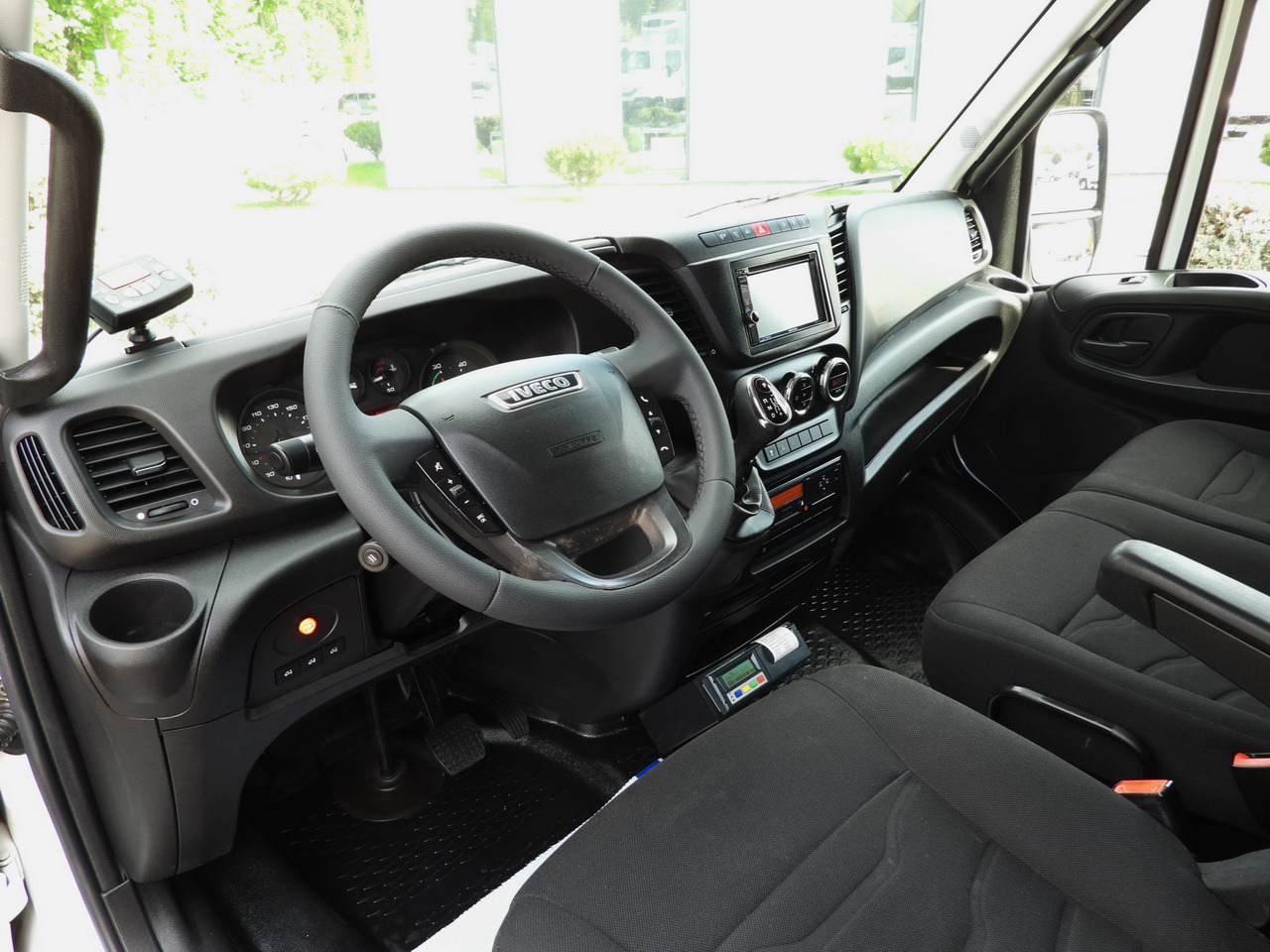 IVECO DAILY 70C17 REFRIGERATOR 1*C LIFT 10 PALLETS POWER SUPPLY 230V CRUISE CONTROL AIR CONDITIONING PNEUMATICS AUTOMATIC TRANSMISSION HI-MATIC TWIN WHEELS 170HP - Hladnjača: slika 2 IVECO DAILY 70C17 REFRIGERATOR 1*C LIFT 10 PALLETS POWER SUPPLY 230V CRUISE CONTROL AIR CONDITIONING PNEUMATICS AUTOMATIC TRANSMISSION HI-MATIC TWIN WHEELS 170HP - Hladnjača: slika 2