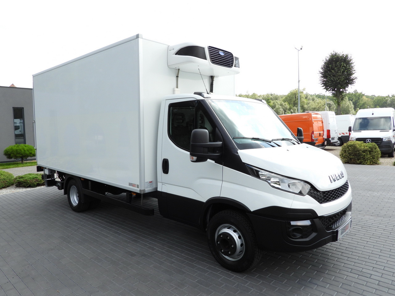 IVECO DAILY 70C17 REFRIGERATOR 1*C LIFT 10 PALLETS POWER SUPPLY 230V CRUISE CONTROL AIR CONDITIONING PNEUMATICS AUTOMATIC TRANSMISSION HI-MATIC TWIN WHEELS  170HP - Hladnjača: slika 4 IVECO DAILY 70C17 REFRIGERATOR 1*C LIFT 10 PALLETS POWER SUPPLY 230V CRUISE CONTROL AIR CONDITIONING PNEUMATICS AUTOMATIC TRANSMISSION HI-MATIC TWIN WHEELS  170HP - Hladnjača: slika 4