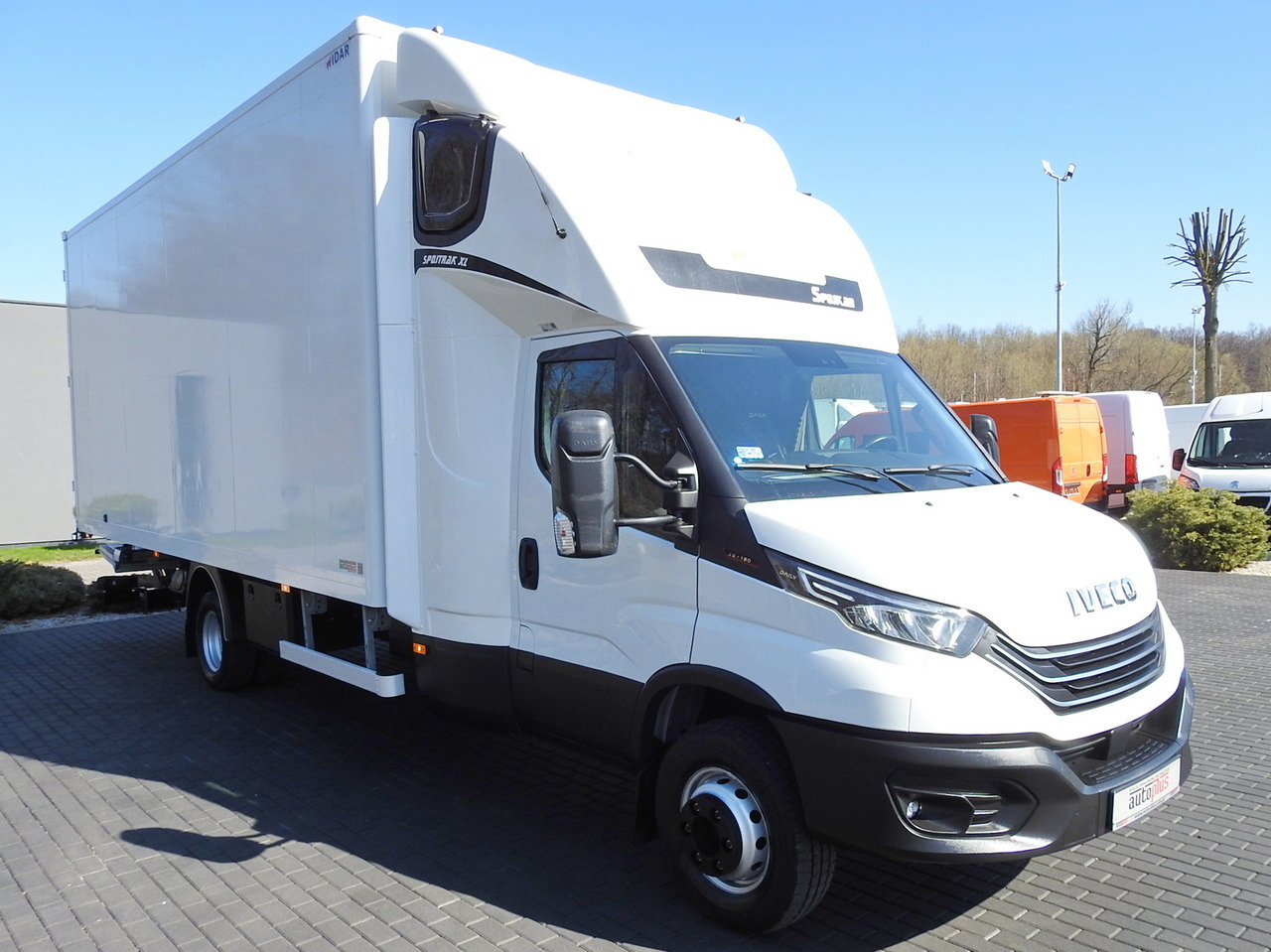 IVECO DAILY 70C18 BOX LIFT 14 PALLETS WEBASTO CRUISE CONTROL NAVIGATION LED LIGHTS TWIN WHEELS AIR CONDITIONING 180HP - Dostavno vozilo hladnjača: slika 4 IVECO DAILY 70C18 BOX LIFT 14 PALLETS WEBASTO CRUISE CONTROL NAVIGATION LED LIGHTS TWIN WHEELS AIR CONDITIONING 180HP - Dostavno vozilo hladnjača: slika 4