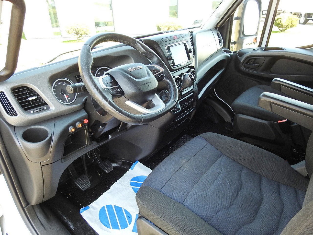 IVECO DAILY 70C18 BOX LIFT 14 PALLETS WEBASTO CRUISE CONTROL NAVIGATION LED LIGHTS TWIN WHEELS AIR CONDITIONING 180HP - Dostavno vozilo hladnjača: slika 2 IVECO DAILY 70C18 BOX LIFT 14 PALLETS WEBASTO CRUISE CONTROL NAVIGATION LED LIGHTS TWIN WHEELS AIR CONDITIONING 180HP - Dostavno vozilo hladnjača: slika 2
