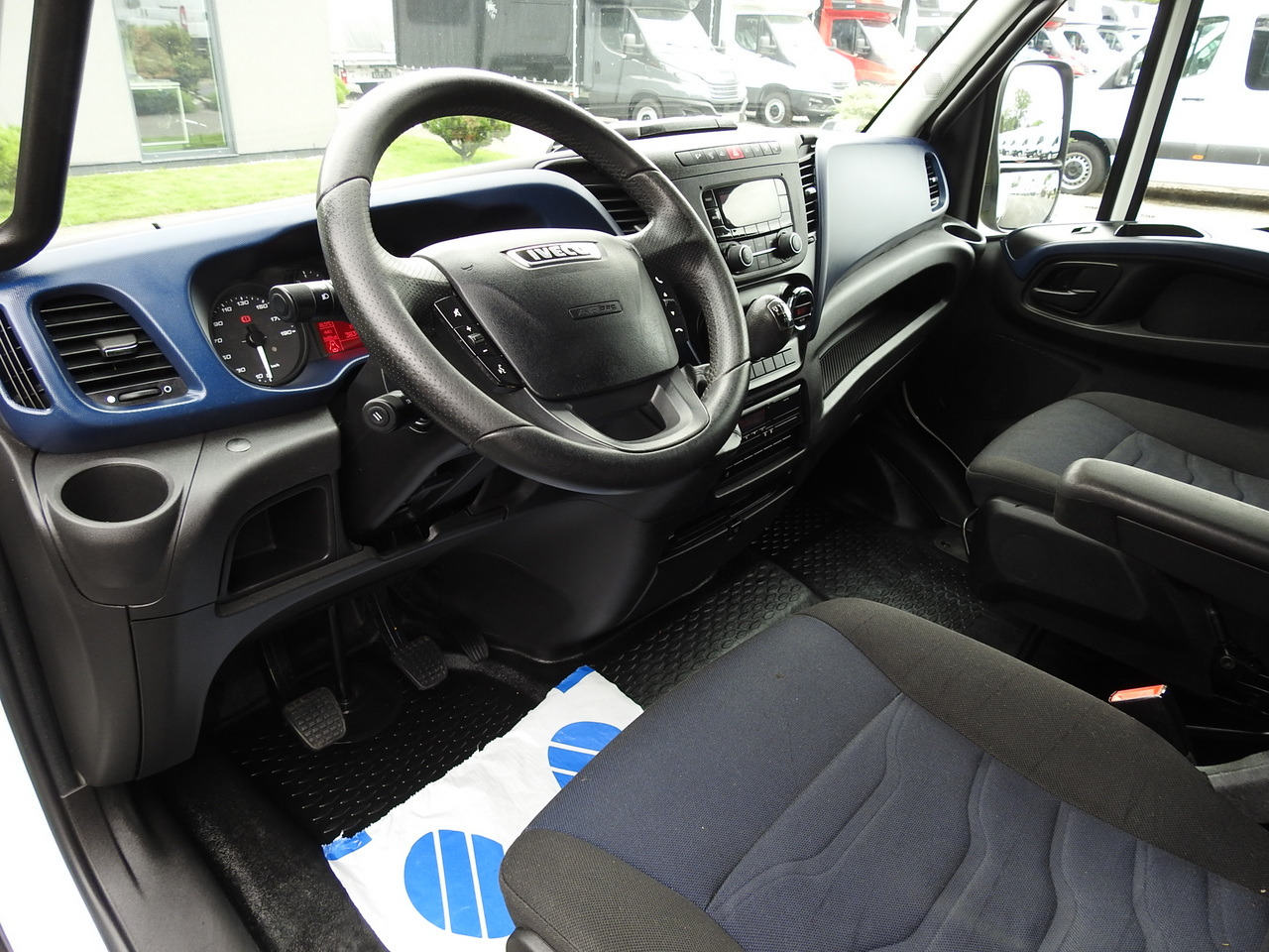 IVECO DAILY 70C18 TARPAULIN LIFT 12 PALLETS WEBASTO CRUISE CONTROL TWIN WHEELS AIR CONDITIONING 180HP - Dostavno vozilo sa ceradom: slika 2 IVECO DAILY 70C18 TARPAULIN LIFT 12 PALLETS WEBASTO CRUISE CONTROL TWIN WHEELS AIR CONDITIONING 180HP - Dostavno vozilo sa ceradom: slika 2