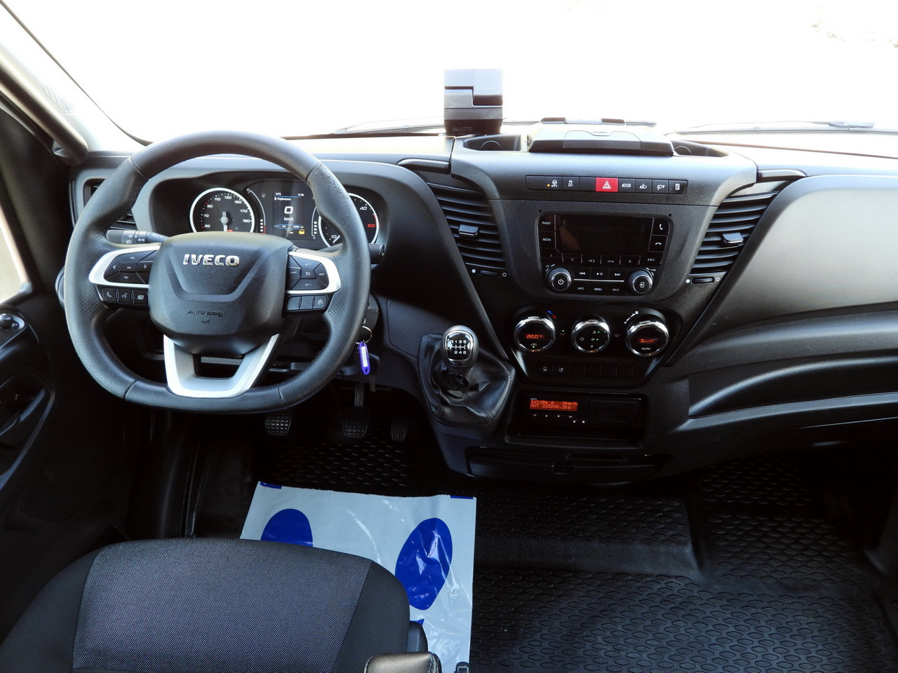 IVECO DAILY 70C18 TARPAULIN LIFT 14 PALLETS WEBASTO CRUISE CONTROL LED LIGHTS TWIN WHEELS AIR CONDITIONING 180HP - Dostavno vozilo sa ceradom: slika 2 IVECO DAILY 70C18 TARPAULIN LIFT 14 PALLETS WEBASTO CRUISE CONTROL LED LIGHTS TWIN WHEELS AIR CONDITIONING 180HP - Dostavno vozilo sa ceradom: slika 2