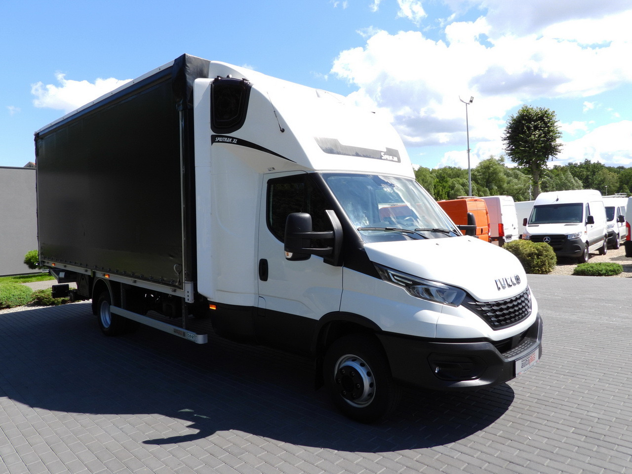 IVECO DAILY 70C18 TARPAULIN LIFT 14 PALLETS WEBASTO CRUISE CONTROL LED LIGHTS TWIN WHEELS AIR CONDITIONING 180HP - Dostavno vozilo sa ceradom: slika 4 IVECO DAILY 70C18 TARPAULIN LIFT 14 PALLETS WEBASTO CRUISE CONTROL LED LIGHTS TWIN WHEELS AIR CONDITIONING 180HP - Dostavno vozilo sa ceradom: slika 4