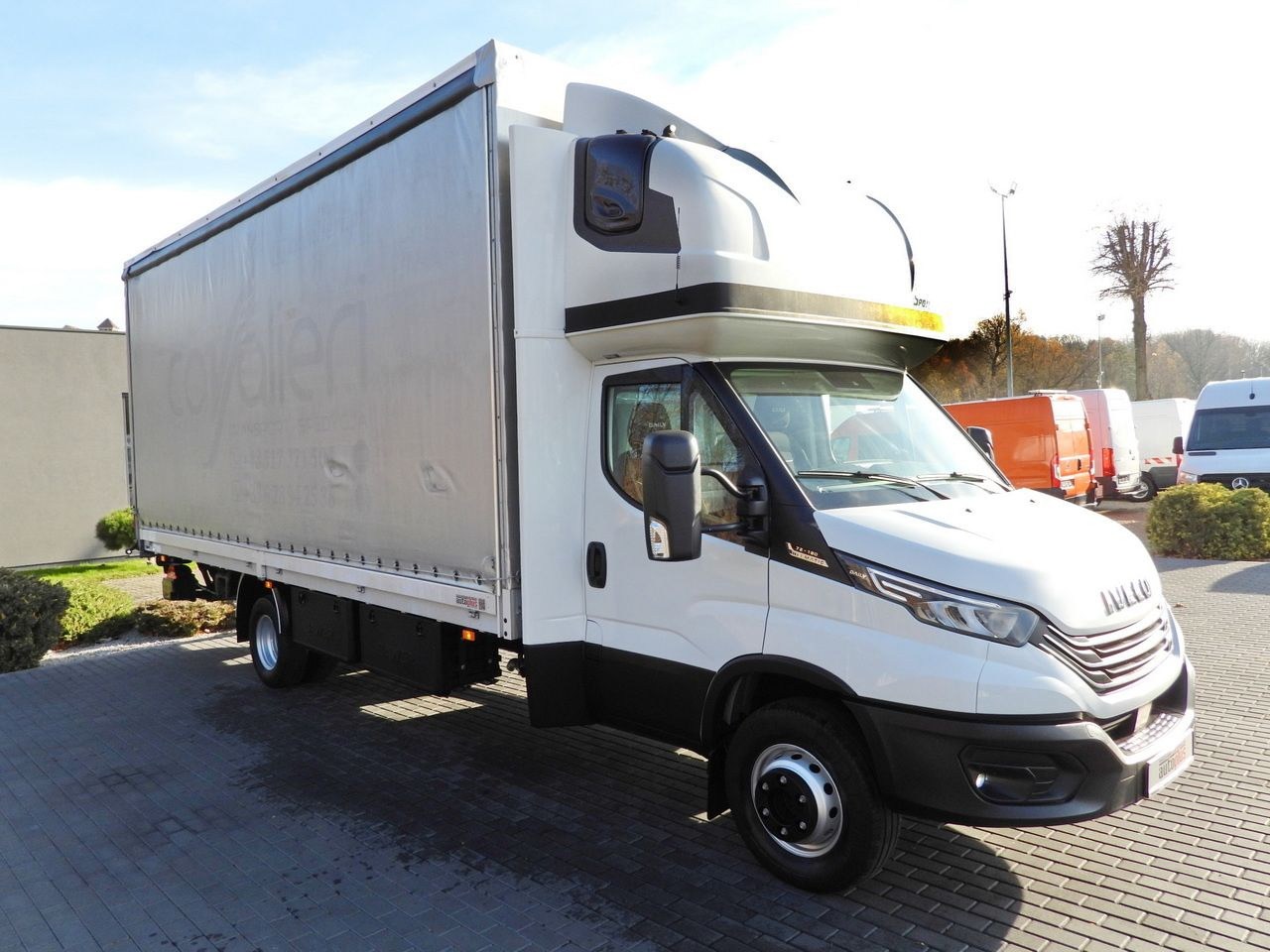 IVECO DAILY 70C18 TARPAULIN LIFT 16 PALLETS WEBASTO CRUISE CONTROL NAVIGATION LED LIGHTS PNEUMATICS AUTOMATIC TRANSMISSION HI-MATIC TWIN WHEELS AIR CONDITIONING 180HP - Dostavno vozilo sa ceradom: slika 4 IVECO DAILY 70C18 TARPAULIN LIFT 16 PALLETS WEBASTO CRUISE CONTROL NAVIGATION LED LIGHTS PNEUMATICS AUTOMATIC TRANSMISSION HI-MATIC TWIN WHEELS AIR CONDITIONING 180HP - Dostavno vozilo sa ceradom: slika 4