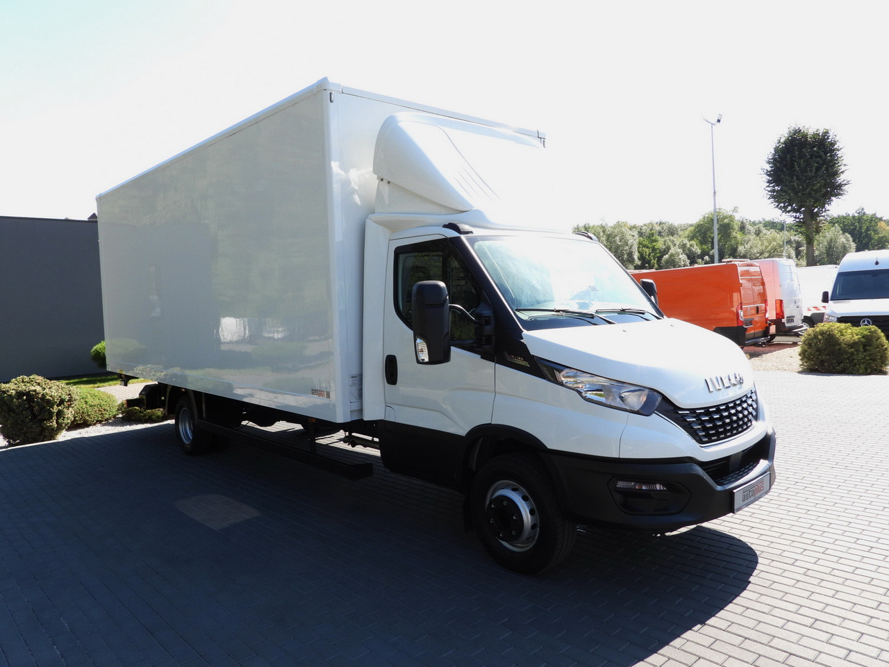 IVECO DAILY 72C18 LIFT 14 PALLETS CRUISE CONTROL PNEUMATICS AUTOMATIC TRANSMISSION HI-MATIC TWIN WHEELS AIR CONDITIONING 180HP - Dostavno vozilo sa zatvorenim sandukom: slika 4 IVECO DAILY 72C18 LIFT 14 PALLETS CRUISE CONTROL PNEUMATICS AUTOMATIC TRANSMISSION HI-MATIC TWIN WHEELS AIR CONDITIONING 180HP - Dostavno vozilo sa zatvorenim sandukom: slika 4