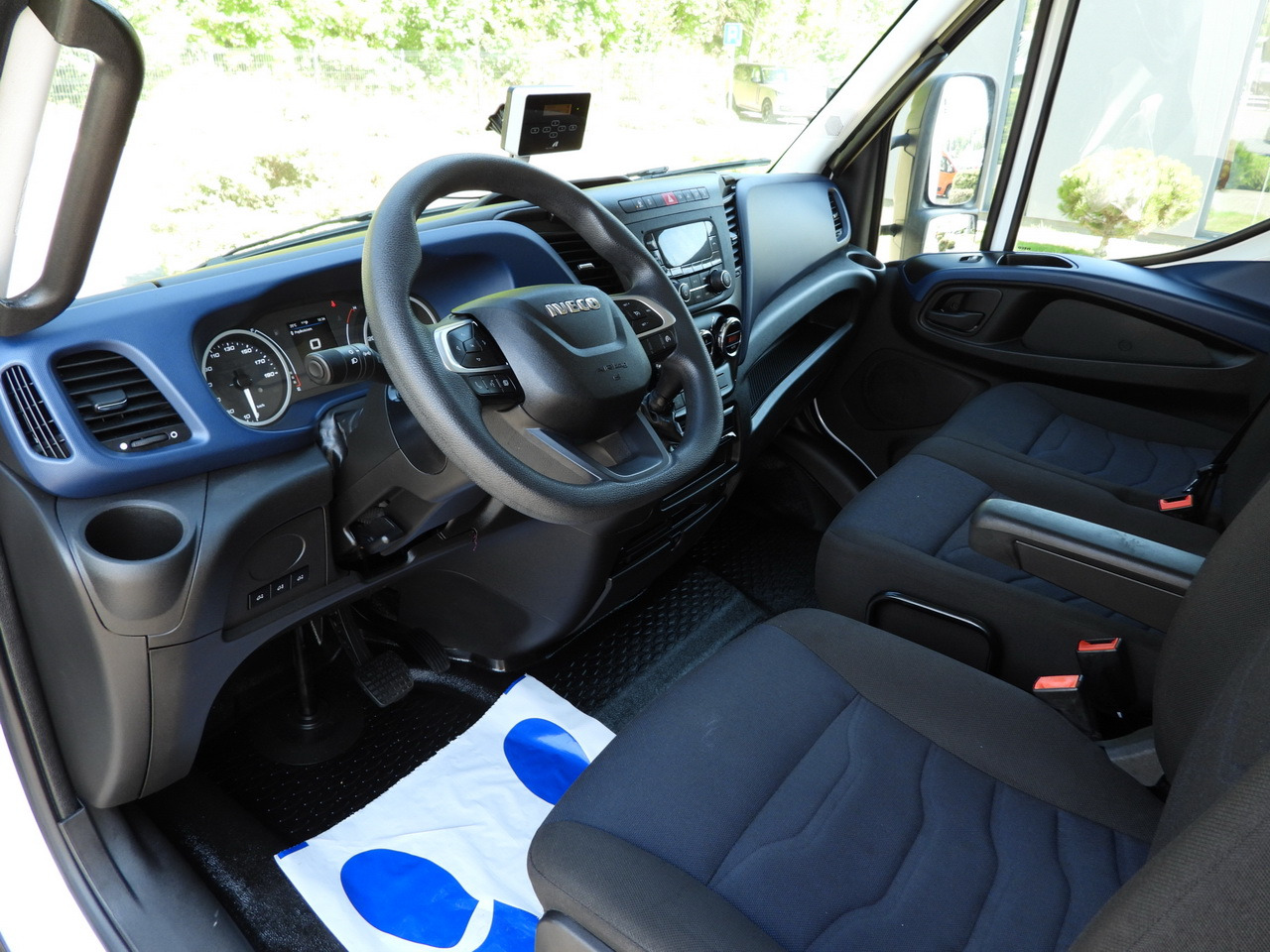 IVECO DAILY 72C18 LIFT 14 PALLETS CRUISE CONTROL PNEUMATICS AUTOMATIC TRANSMISSION HI-MATIC TWIN WHEELS AIR CONDITIONING 180HP - Dostavno vozilo sa zatvorenim sandukom: slika 2 IVECO DAILY 72C18 LIFT 14 PALLETS CRUISE CONTROL PNEUMATICS AUTOMATIC TRANSMISSION HI-MATIC TWIN WHEELS AIR CONDITIONING 180HP - Dostavno vozilo sa zatvorenim sandukom: slika 2