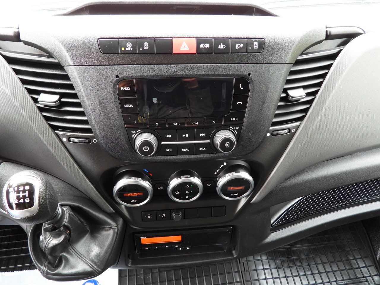 Kamion sa ceradom IVECO DAILY 72C18 TARPAULIN LIFT 14 PALLETS WEBASTO CRUISE CONTROL LED LIGHTS TWIN WHEELS AIR CONDITIONING  180HP: slika 42