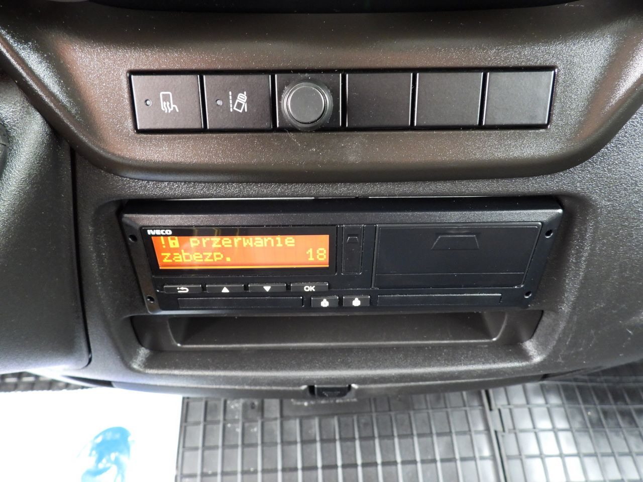 Kamion sa ceradom IVECO DAILY 72C18 TARPAULIN LIFT 14 PALLETS WEBASTO CRUISE CONTROL LED LIGHTS TWIN WHEELS AIR CONDITIONING  180HP: slika 46