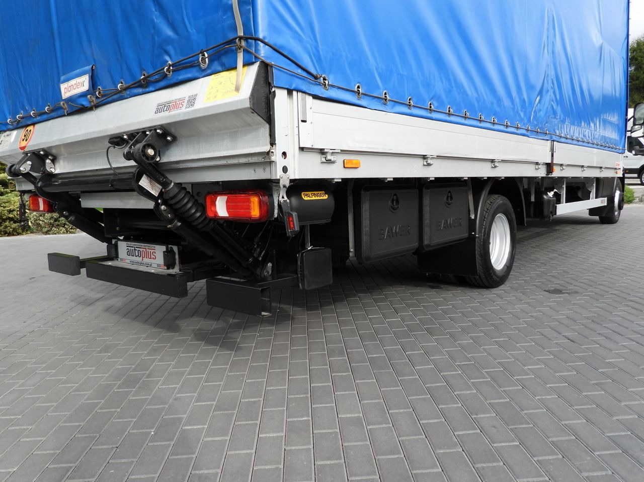 Kamion sa ceradom IVECO DAILY 72C18 TARPAULIN LIFT 14 PALLETS WEBASTO CRUISE CONTROL LED LIGHTS TWIN WHEELS AIR CONDITIONING  180HP: slika 31