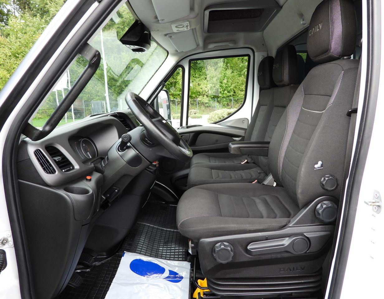 Kamion sa ceradom IVECO DAILY 72C18 TARPAULIN LIFT 14 PALLETS WEBASTO CRUISE CONTROL LED LIGHTS TWIN WHEELS AIR CONDITIONING  180HP: slika 33
