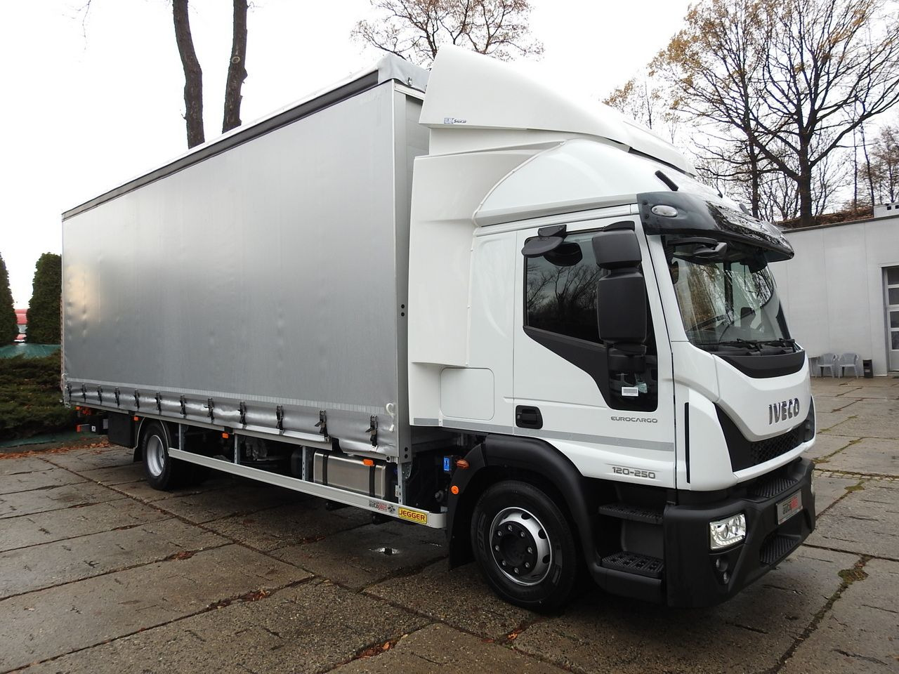 IVECO EUROCARGO 120-250 NEW TARPAULIN LIFT 18 PALLETS WEBASTO CRUISE CONTROL AIR CONDITIONING LED LIGHTS PNEUMATICS AUTOMATIC TRANSMISSION HI-MATIC 250HP - Dostavno vozilo sa ceradom: slika 4 IVECO EUROCARGO 120-250 NEW TARPAULIN LIFT 18 PALLETS WEBASTO CRUISE CONTROL AIR CONDITIONING LED LIGHTS PNEUMATICS AUTOMATIC TRANSMISSION HI-MATIC 250HP - Dostavno vozilo sa ceradom: slika 4