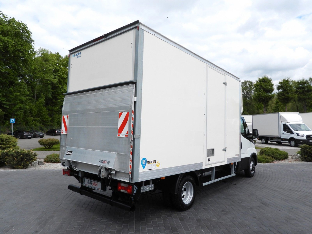 Iveco DAILY 35C16 KOFFER AUFZUG 8 PALETTEN TEMPOMAT Iveco DAILY 35C16 KOFFER AUFZUG 8 PALETTEN TEMPOMAT - Dostavno vozilo sa zatvorenim sandukom: slika 3 Iveco DAILY 35C16 KOFFER AUFZUG 8 PALETTEN TEMPOMAT Iveco DAILY 35C16 KOFFER AUFZUG 8 PALETTEN TEMPOMAT - Dostavno vozilo sa zatvorenim sandukom: slika 3