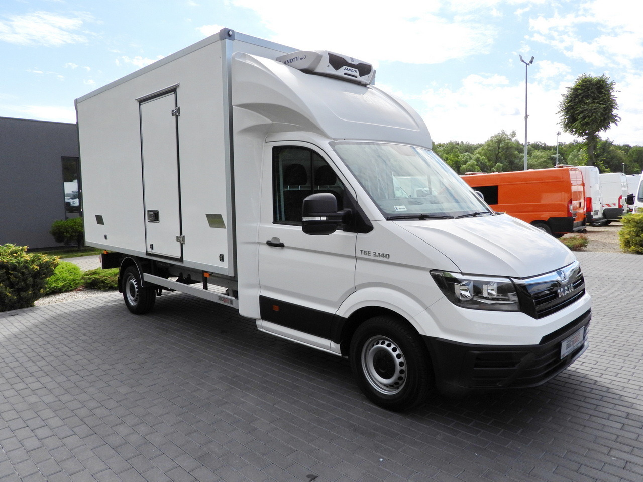MAN TGE 3.140 REGRIGERATOR BOX -1*C 8 PALLETS HEATING FUNCTION CRUISE CONTROL PNEUMATICS AIR CONDITIONING 140HP - Dostavno vozilo hladnjača: slika 4 MAN TGE 3.140 REGRIGERATOR BOX -1*C 8 PALLETS HEATING FUNCTION CRUISE CONTROL PNEUMATICS AIR CONDITIONING 140HP - Dostavno vozilo hladnjača: slika 4
