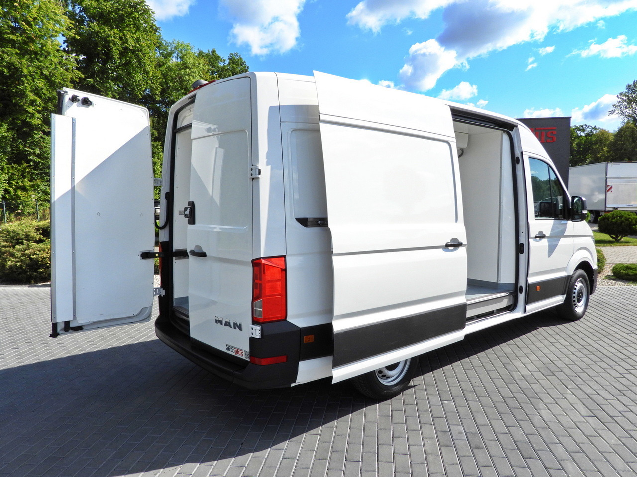 MAN TGE REFRIGERATOR VAN -5*C POWER SUPPLY 230V CRUISE CONTROL AUTOMATIC TRANSMISSION AIR CONDITIONING 180HP - Dostavno vozilo hladnjača: slika 3 MAN TGE REFRIGERATOR VAN -5*C POWER SUPPLY 230V CRUISE CONTROL AUTOMATIC TRANSMISSION AIR CONDITIONING 180HP - Dostavno vozilo hladnjača: slika 3