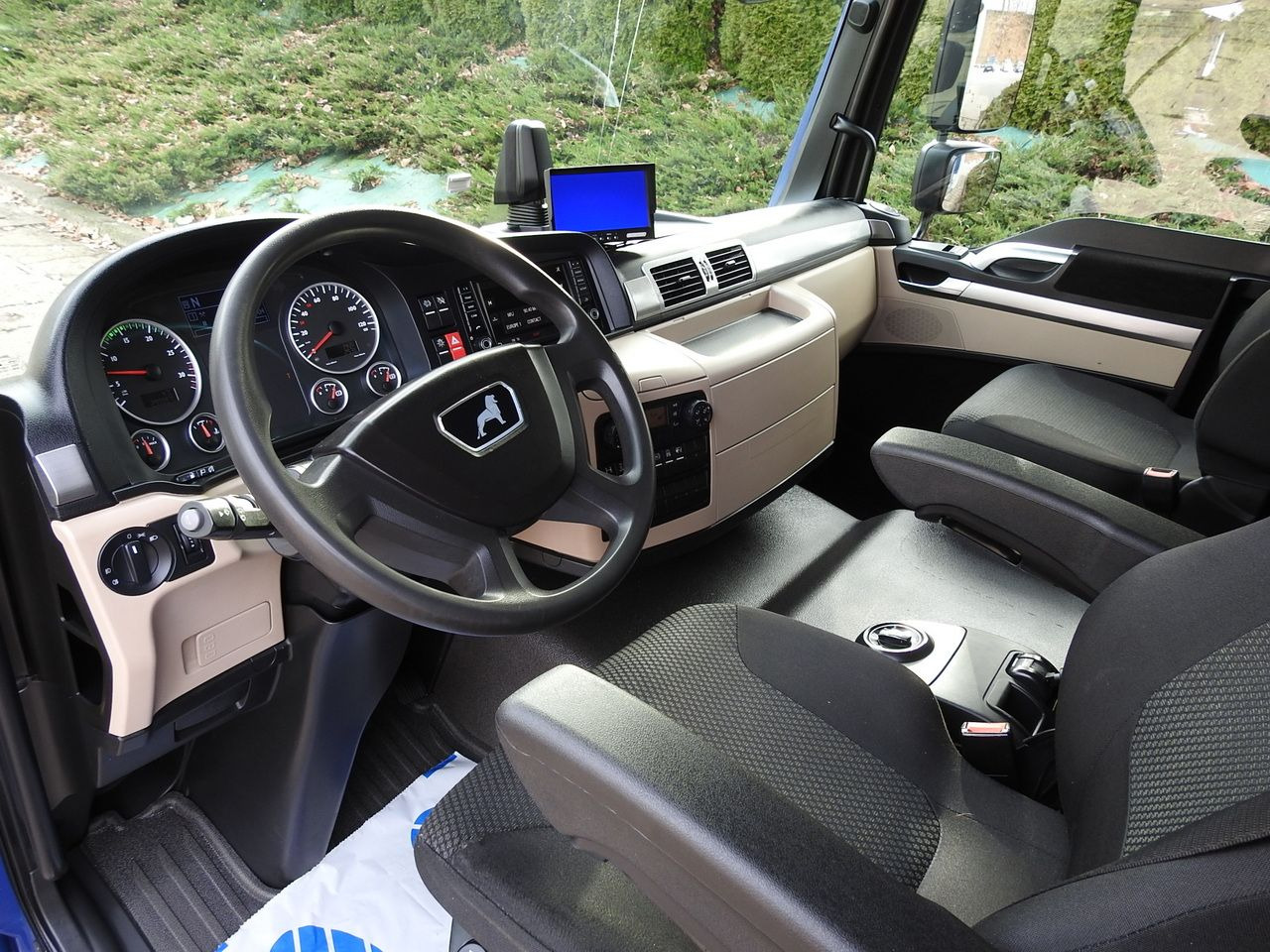 MAN TGL 12.220 BOX LIFT 18 PALLETS CRUISE CONTROLAIR CONDITIONING PNEUMATICS AUTOMATIC TWIN WHEELS 220HP - Dostavno vozilo sa zatvorenim sandukom: slika 2 MAN TGL 12.220 BOX LIFT 18 PALLETS CRUISE CONTROLAIR CONDITIONING PNEUMATICS AUTOMATIC TWIN WHEELS 220HP - Dostavno vozilo sa zatvorenim sandukom: slika 2