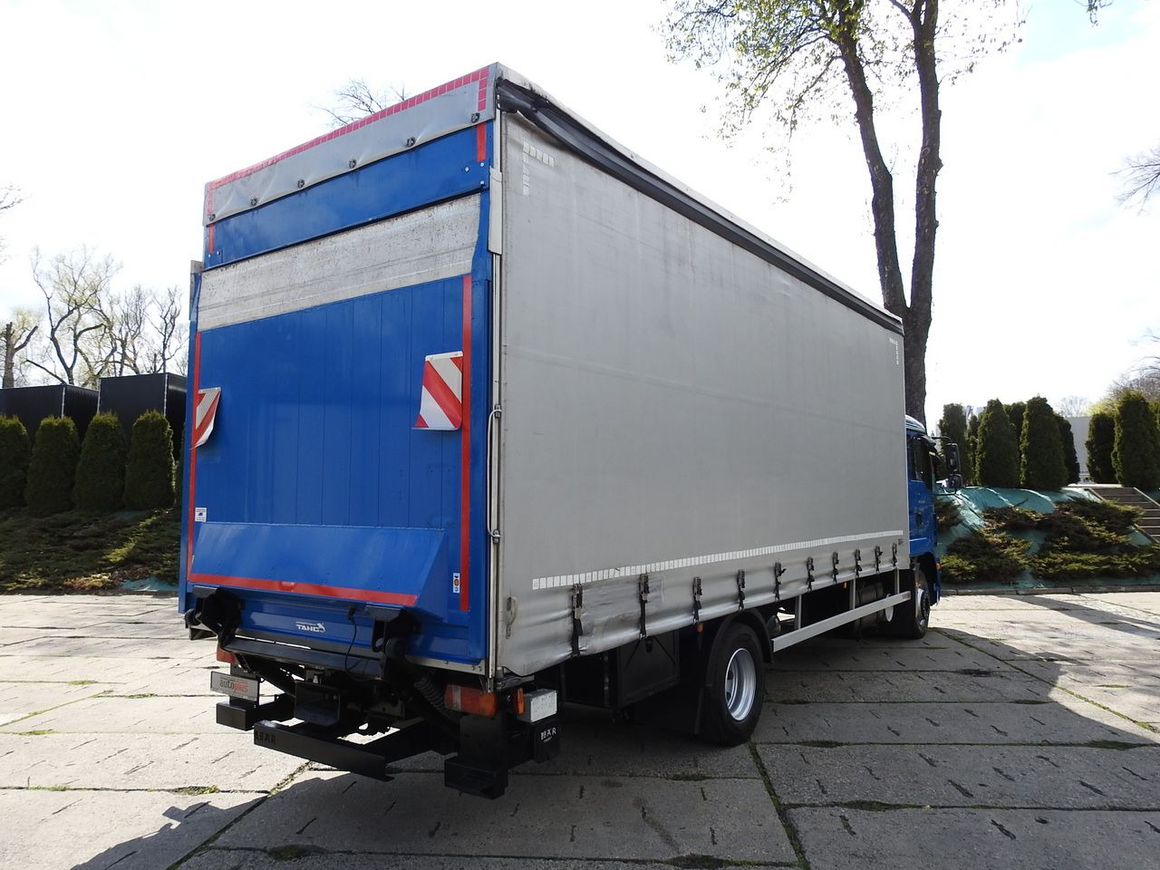 MAN TGM 15.290 TARPAULIN LIFT 18 PALLETS CRUISE CONTROL TWIN WHEELS AIR CONDITIONING 290HP - Dostavno vozilo sa ceradom: slika 3 MAN TGM 15.290 TARPAULIN LIFT 18 PALLETS CRUISE CONTROL TWIN WHEELS AIR CONDITIONING 290HP - Dostavno vozilo sa ceradom: slika 3