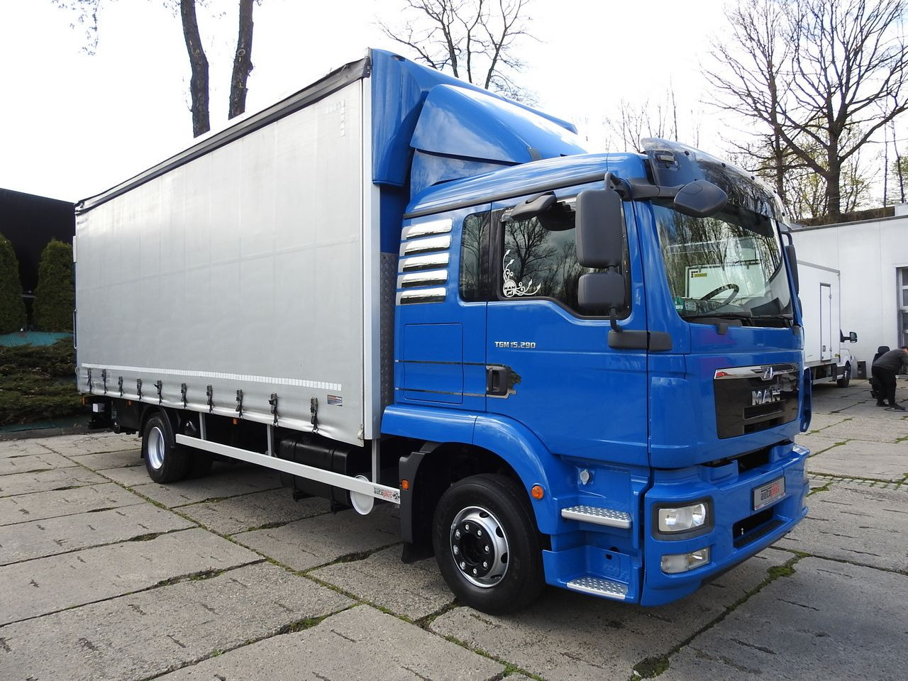 MAN TGM 15.290 TARPAULIN LIFT 18 PALLETS CRUISE CONTROL TWIN WHEELS AIR CONDITIONING 290HP - Dostavno vozilo sa ceradom: slika 4 MAN TGM 15.290 TARPAULIN LIFT 18 PALLETS CRUISE CONTROL TWIN WHEELS AIR CONDITIONING 290HP - Dostavno vozilo sa ceradom: slika 4