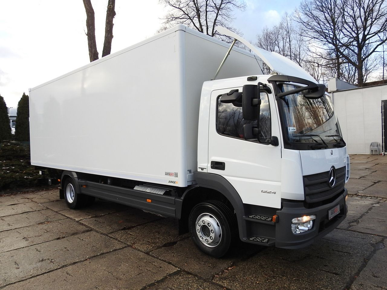 MERCEDES ATEGO 12.24 BOX LIFT 18 PALLETS CRUISE CONTROL AUTOMATIC TRANSMISSION TWIN WHEELS AIR CONDITIONING 240HP - Dostavno vozilo sa zatvorenim sandukom: slika 4 MERCEDES ATEGO 12.24 BOX LIFT 18 PALLETS CRUISE CONTROL AUTOMATIC TRANSMISSION TWIN WHEELS AIR CONDITIONING 240HP - Dostavno vozilo sa zatvorenim sandukom: slika 4