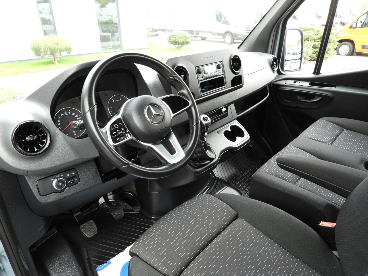 MERCEDES SPRINTER 315 STAKE BODY 8 PALLETS CRUISE CONTROL AIR CONDITIONING  150HP - Dostavno vozilo s ravnom platformom: slika 2 MERCEDES SPRINTER 315 STAKE BODY 8 PALLETS CRUISE CONTROL AIR CONDITIONING  150HP - Dostavno vozilo s ravnom platformom: slika 2