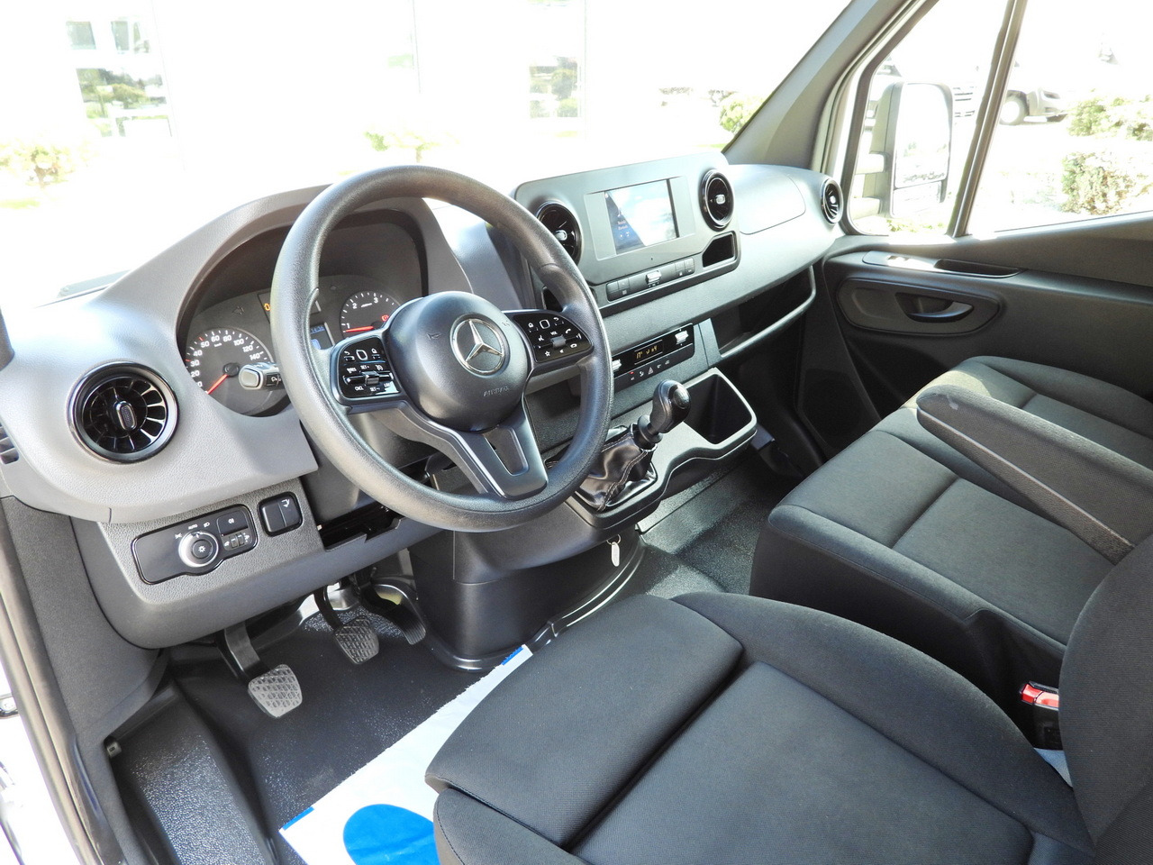 MERCEDES SPRINTER 514 BOX LIFT 8 PALLETS CRUISE CONTROL TWIN WHEELS AIR CONDITIONING  140HP - Dostavno vozilo hladnjača: slika 2 MERCEDES SPRINTER 514 BOX LIFT 8 PALLETS CRUISE CONTROL TWIN WHEELS AIR CONDITIONING  140HP - Dostavno vozilo hladnjača: slika 2