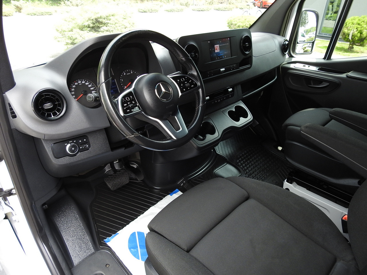 MERCEDES SPRINTER BOX DELIVERY VAN 5 SEATS CRUISE CONTROL NAVIGATION AIR CONDITIONING AUTOMATIC TRANSMISSION 160HP - Furgon: slika 2 MERCEDES SPRINTER BOX DELIVERY VAN 5 SEATS CRUISE CONTROL NAVIGATION AIR CONDITIONING AUTOMATIC TRANSMISSION 160HP - Furgon: slika 2