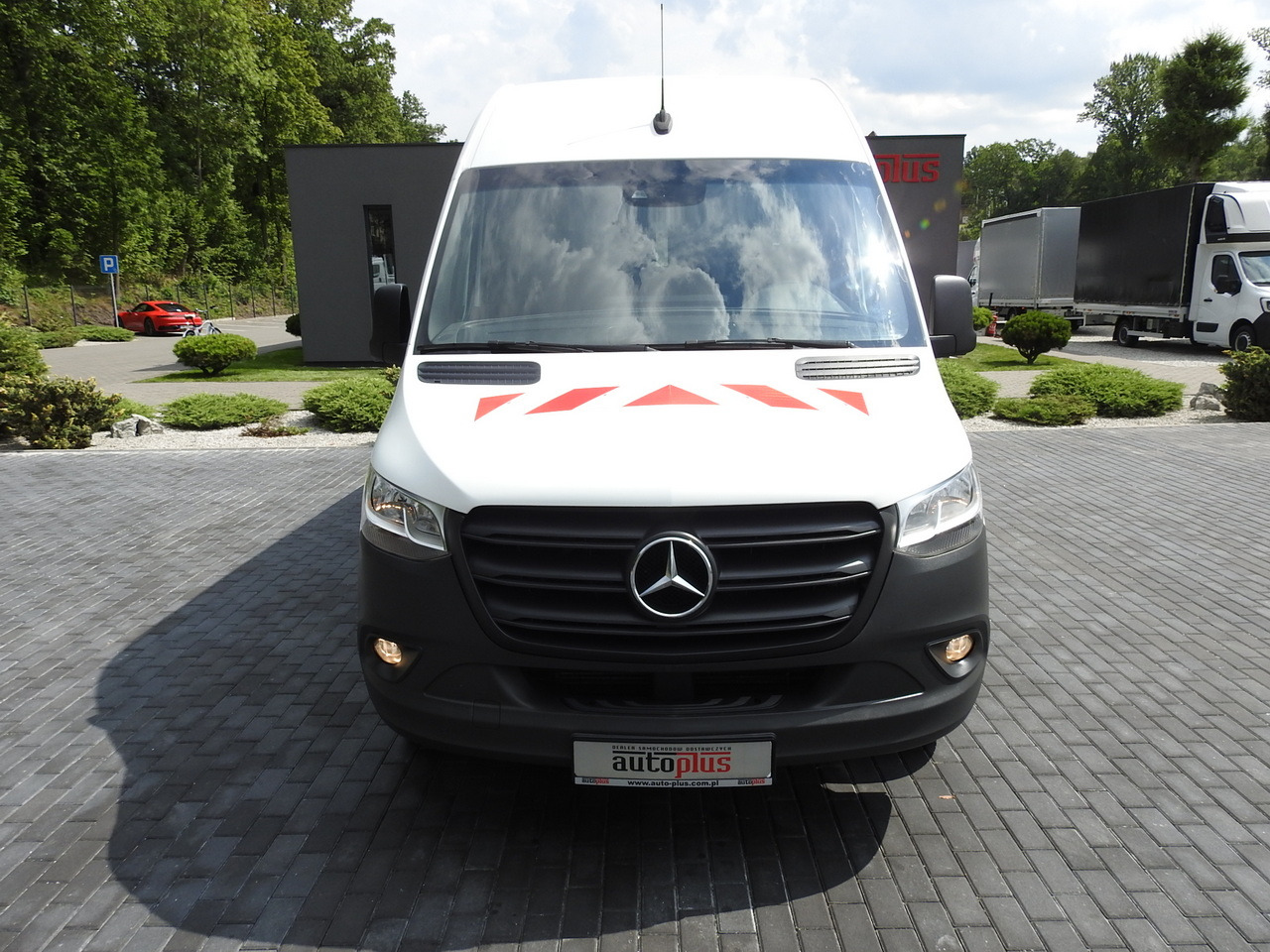 MERCEDES SPRINTER BOX DELIVERY VAN 5 SEATS CRUISE CONTROL NAVIGATION AIR CONDITIONING AUTOMATIC TRANSMISSION 160HP - Furgon: slika 5 MERCEDES SPRINTER BOX DELIVERY VAN 5 SEATS CRUISE CONTROL NAVIGATION AIR CONDITIONING AUTOMATIC TRANSMISSION 160HP - Furgon: slika 5