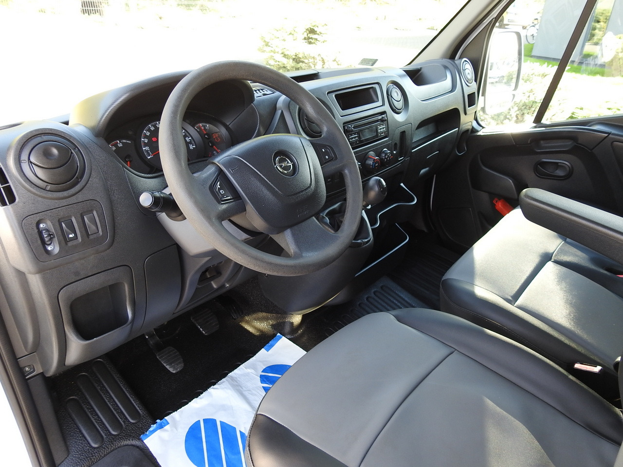 OPEL MOVANO STAKE BODY DOUBLE CABIN DOKA 7 SEATS CRUISE CONTROL AIR CONDITIONING 130HP - Dostavno vozilo sa duplom kabinom: slika 2 OPEL MOVANO STAKE BODY DOUBLE CABIN DOKA 7 SEATS CRUISE CONTROL AIR CONDITIONING 130HP - Dostavno vozilo sa duplom kabinom: slika 2