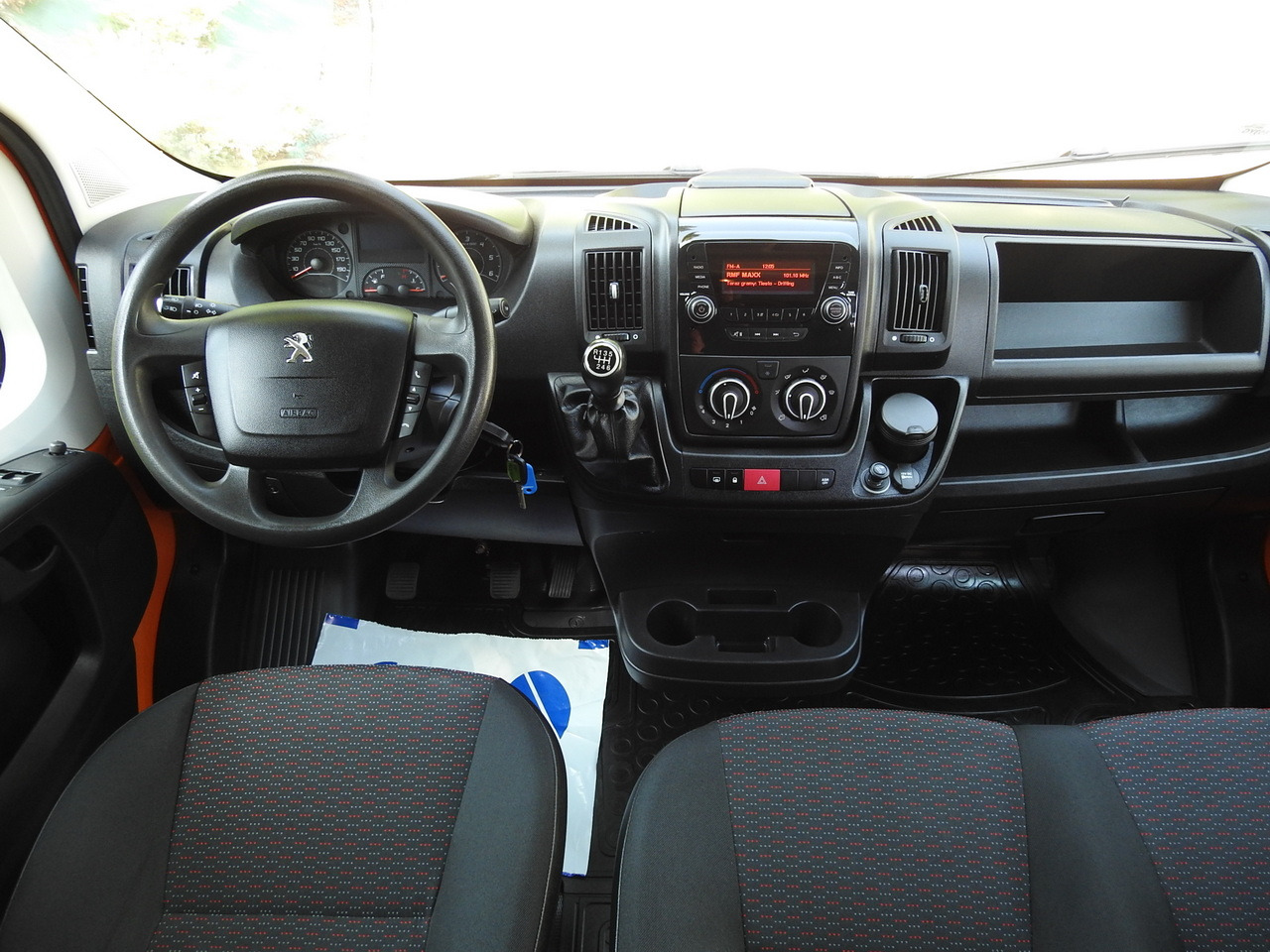 PEUGEOT BOXER BOX DELIVERY VAN 7 SEATS AIR CONDITIONING 120HP - Furgon: slika 2 PEUGEOT BOXER BOX DELIVERY VAN 7 SEATS AIR CONDITIONING 120HP - Furgon: slika 2