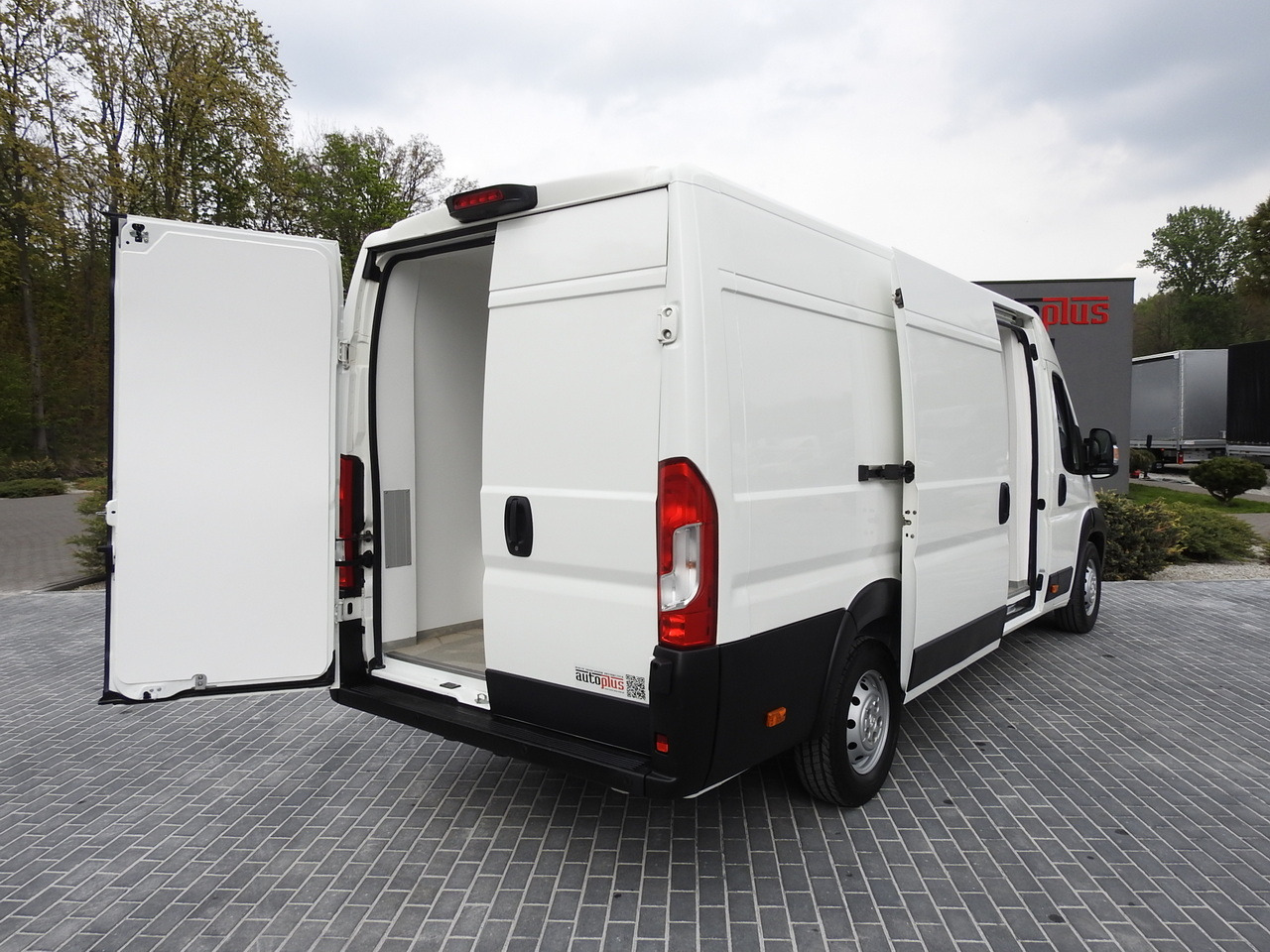 PEUGEOT BOXER REFRIGERATOR VAN 0*C CRUISE CONTROL NAVIGATION AIR CONDITIONING 135HP - Dostavno vozilo hladnjača: slika 3 PEUGEOT BOXER REFRIGERATOR VAN 0*C CRUISE CONTROL NAVIGATION AIR CONDITIONING 135HP - Dostavno vozilo hladnjača: slika 3