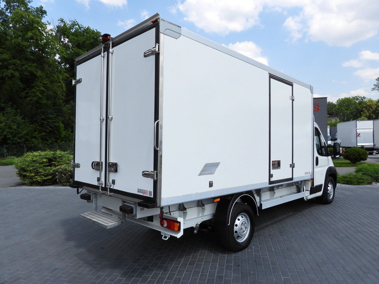 PEUGEOT BOXER REGRIGERATOR BOX 0*C 8 PALLETS CRUISE CONTROL LED LIGHTS AIR CONDITIONING 165HP - Dostavno vozilo hladnjača: slika 3 PEUGEOT BOXER REGRIGERATOR BOX 0*C 8 PALLETS CRUISE CONTROL LED LIGHTS AIR CONDITIONING 165HP - Dostavno vozilo hladnjača: slika 3