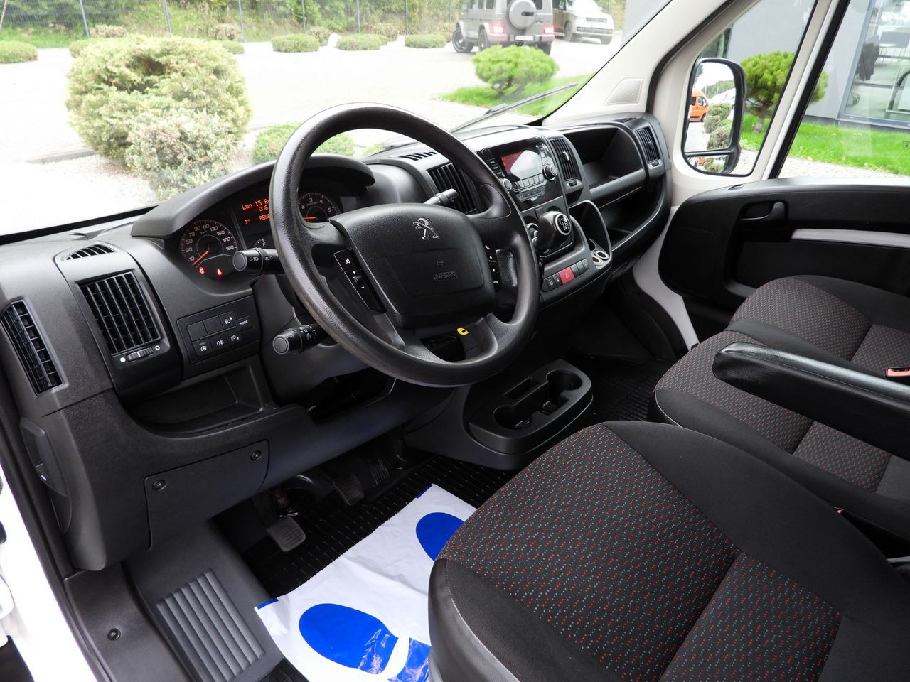 PEUGEOT BOXER STAKE BODY DOUBLE CABIN DOKA 7 SEATS CRUISE CONTROL AIR CONDITIONING 140HP - Dostavno vozilo s ravnom platformom: slika 3 PEUGEOT BOXER STAKE BODY DOUBLE CABIN DOKA 7 SEATS CRUISE CONTROL AIR CONDITIONING 140HP - Dostavno vozilo s ravnom platformom: slika 3