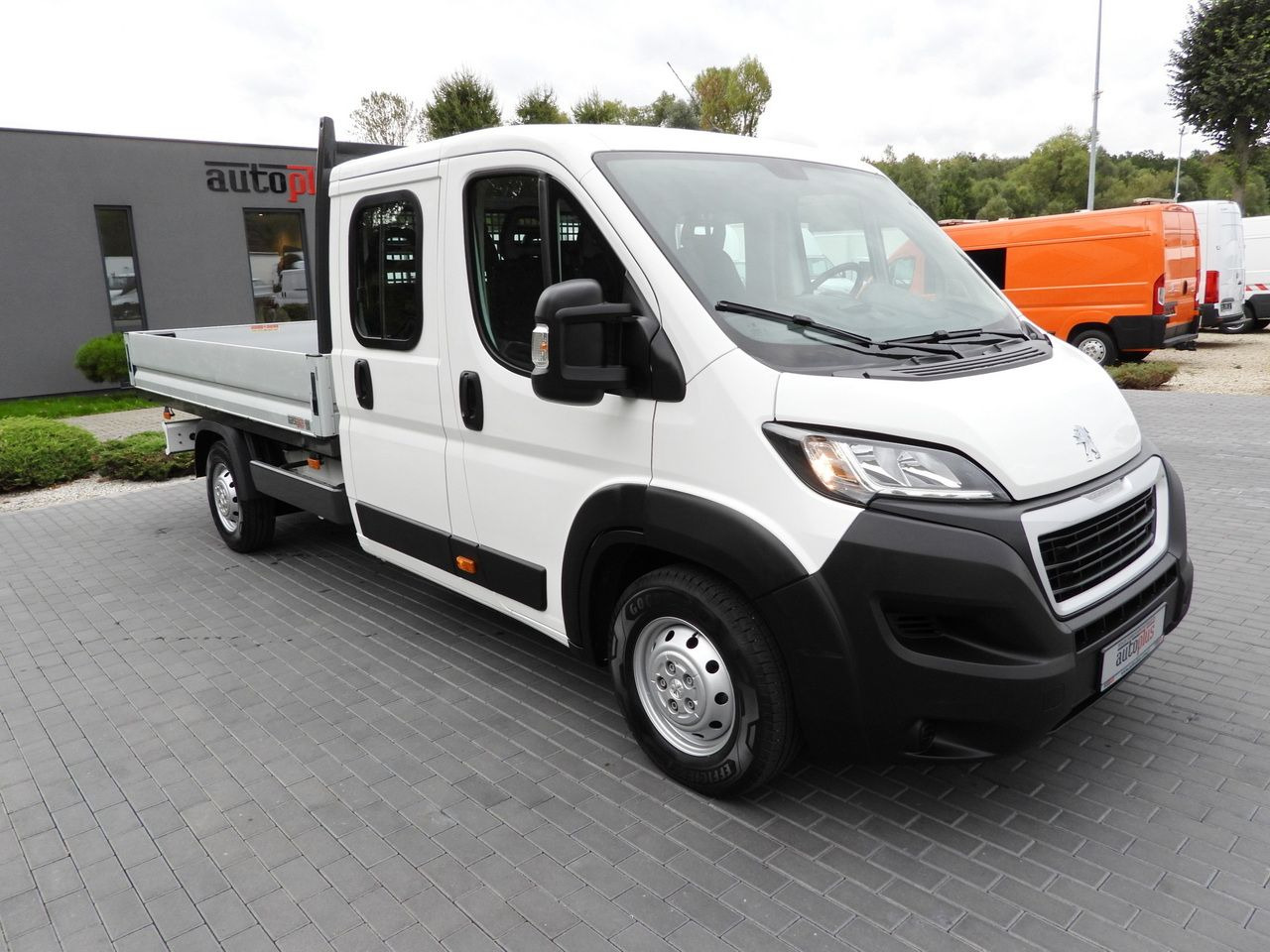 PEUGEOT BOXER STAKE BODY DOUBLE CABIN DOKA 7 SEATS CRUISE CONTROL AIR CONDITIONING 140HP - Dostavno vozilo s ravnom platformom: slika 5 PEUGEOT BOXER STAKE BODY DOUBLE CABIN DOKA 7 SEATS CRUISE CONTROL AIR CONDITIONING 140HP - Dostavno vozilo s ravnom platformom: slika 5