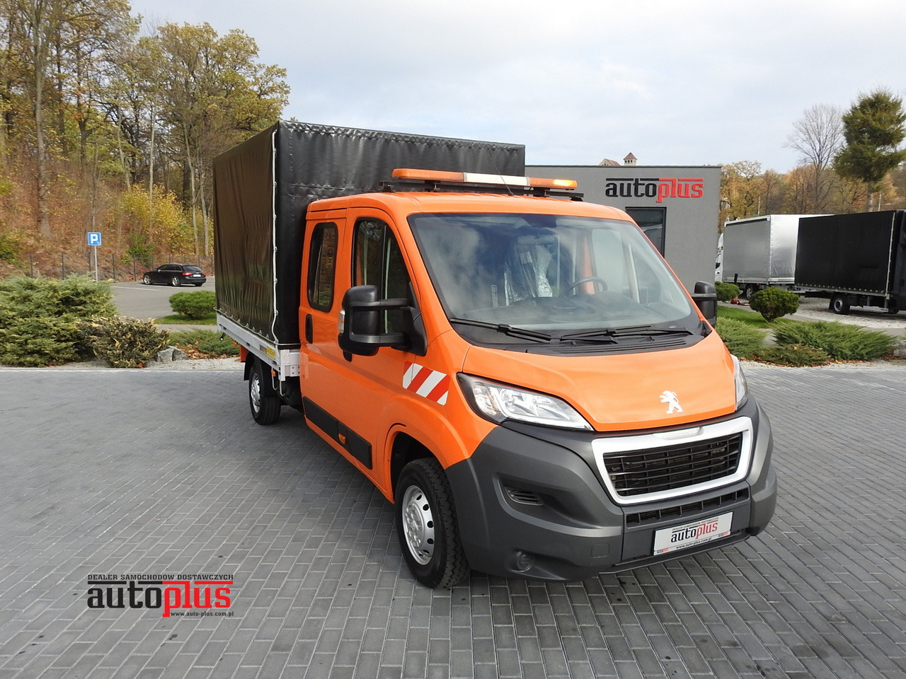 PEUGEOT BOXER STAKE BODY TARPAULIN DOUBLE CABIN DOKA 7 SEATS AIR CONDITIONING PNEUMATICS 140HP - Dostavno vozilo s ravnom platformom: slika 1 PEUGEOT BOXER STAKE BODY TARPAULIN DOUBLE CABIN DOKA 7 SEATS AIR CONDITIONING PNEUMATICS 140HP - Dostavno vozilo s ravnom platformom: slika 1