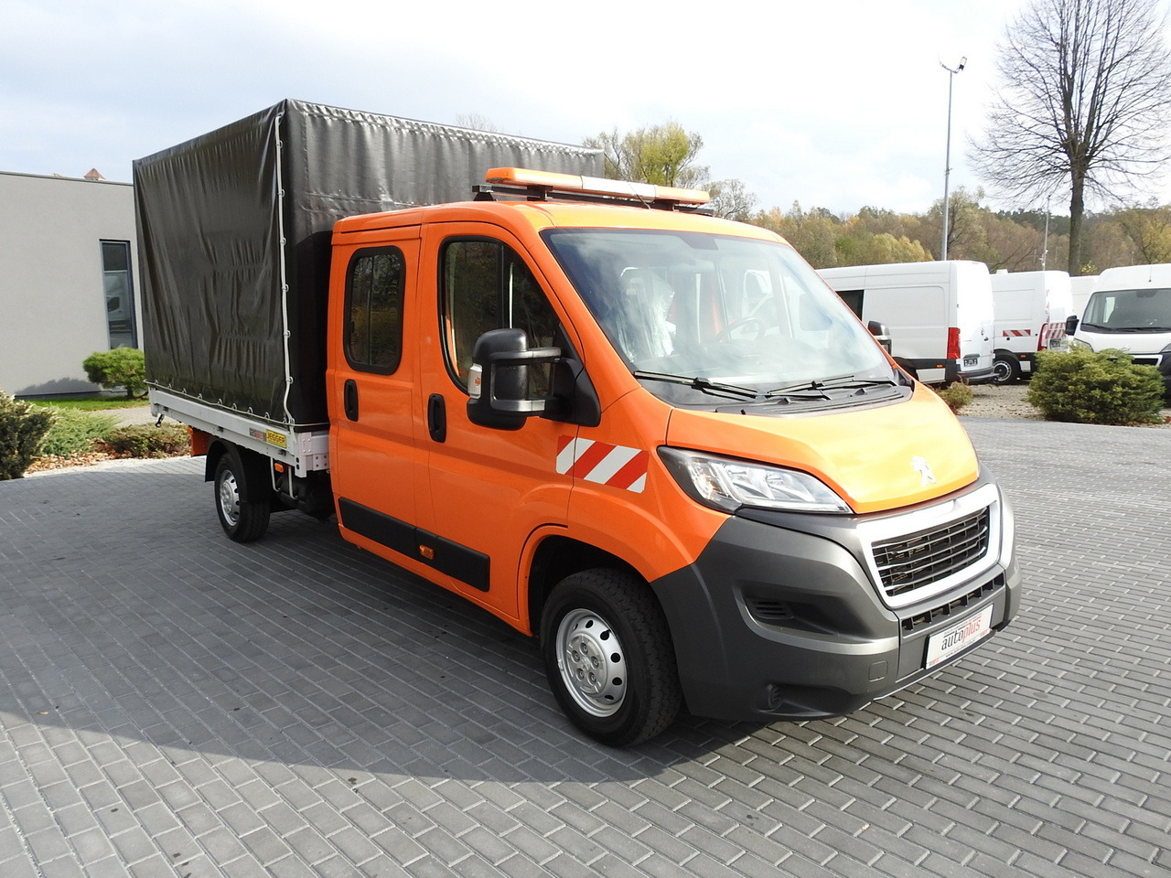 PEUGEOT BOXER STAKE BODY TARPAULIN DOUBLE CABIN DOKA 7 SEATS AIR CONDITIONING PNEUMATICS 140HP - Dostavno vozilo s ravnom platformom: slika 4 PEUGEOT BOXER STAKE BODY TARPAULIN DOUBLE CABIN DOKA 7 SEATS AIR CONDITIONING PNEUMATICS 140HP - Dostavno vozilo s ravnom platformom: slika 4