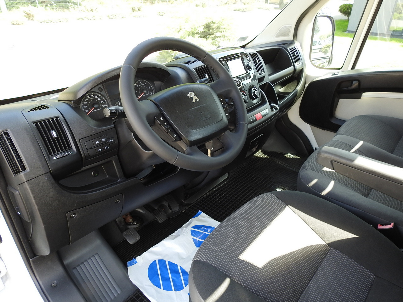 PEUGEOT BOXER THREE-WAY TIPPER AIR CONDITIONING 130HP - Dostavno vozilo kiper: slika 2 PEUGEOT BOXER THREE-WAY TIPPER AIR CONDITIONING 130HP - Dostavno vozilo kiper: slika 2