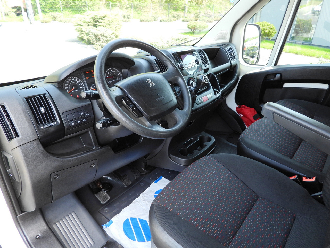 PEUGEOT BOXER TIPPER DOUBLE CABIN DOKA 7 SEATS CRUISE CONTROL AIR CONDITIONING 140HP - Dostavno vozilo kiper: slika 2 PEUGEOT BOXER TIPPER DOUBLE CABIN DOKA 7 SEATS CRUISE CONTROL AIR CONDITIONING 140HP - Dostavno vozilo kiper: slika 2