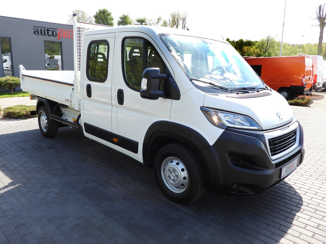 PEUGEOT BOXER TIPPER DOUBLE CABIN DOKA 7 SEATS CRUISE CONTROL AIR CONDITIONING 140HP - Dostavno vozilo kiper: slika 4 PEUGEOT BOXER TIPPER DOUBLE CABIN DOKA 7 SEATS CRUISE CONTROL AIR CONDITIONING 140HP - Dostavno vozilo kiper: slika 4