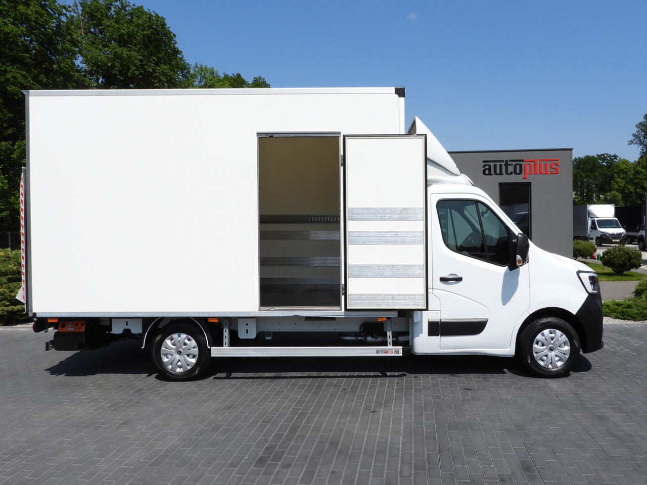 Dostavno vozilo sa zatvorenim sandukom RENAULT MASTER  BOX LIFT 8 PALLETS CRUISE CONTROL LED LIGHTS AIR CONDITIONING  165HP: slika 8