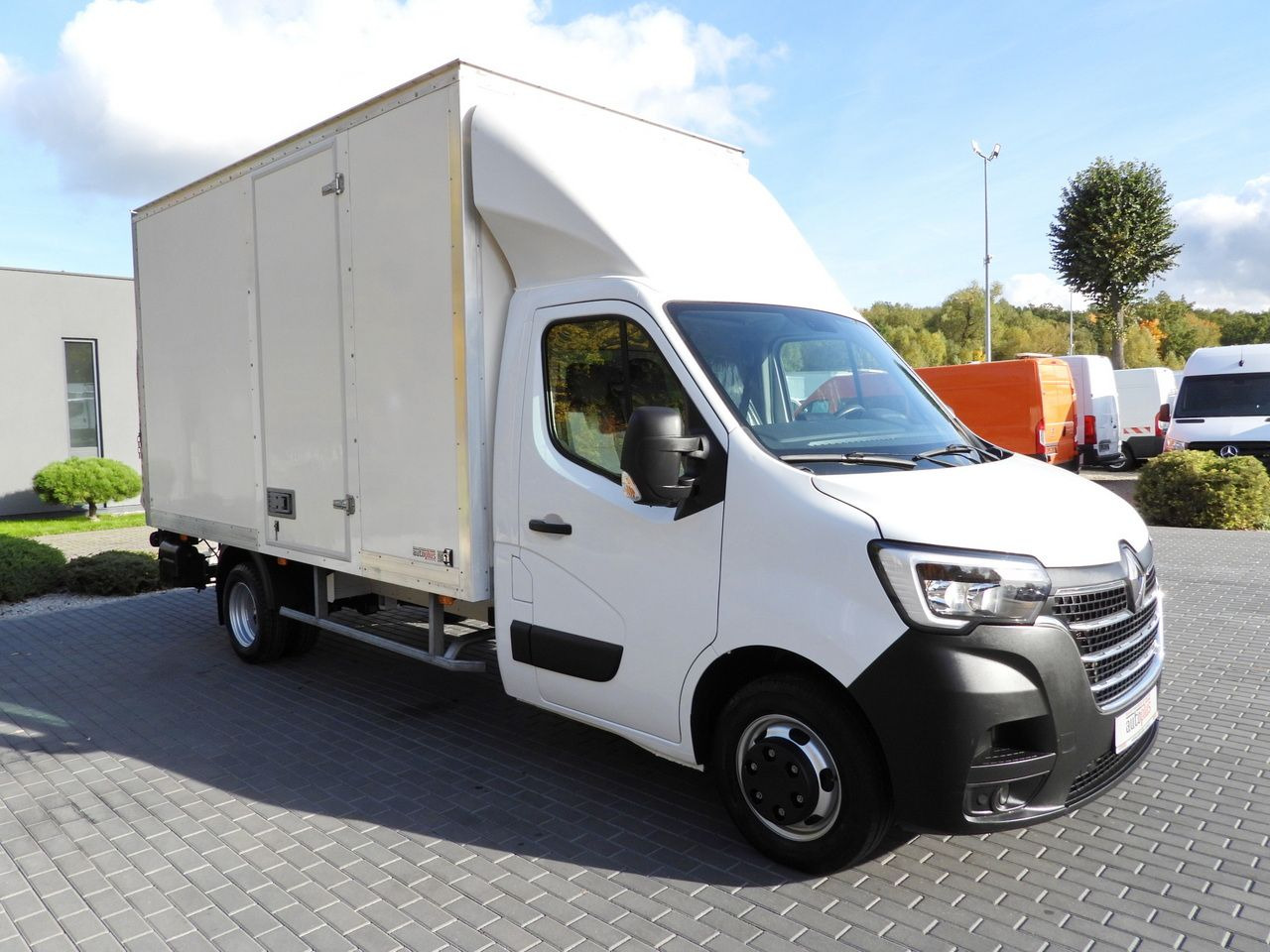 RENAULT MASTER BOX LIFT 8 PALLETS CRUISE CONTROL LED LIGHTS TWIN WHEELS AIR CONDITIONING 145HP - Dostavno vozilo sa zatvorenim sandukom: slika 4 RENAULT MASTER BOX LIFT 8 PALLETS CRUISE CONTROL LED LIGHTS TWIN WHEELS AIR CONDITIONING 145HP - Dostavno vozilo sa zatvorenim sandukom: slika 4