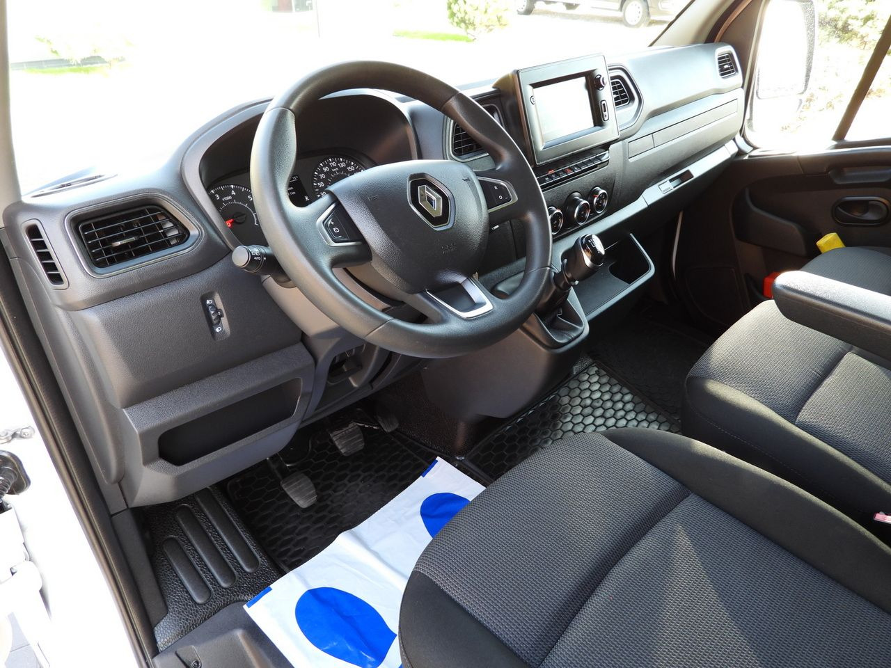 RENAULT MASTER BOX LIFT 8 PALLETS CRUISE CONTROL LED LIGHTS TWIN WHEELS AIR CONDITIONING 145HP - Dostavno vozilo sa zatvorenim sandukom: slika 2 RENAULT MASTER BOX LIFT 8 PALLETS CRUISE CONTROL LED LIGHTS TWIN WHEELS AIR CONDITIONING 145HP - Dostavno vozilo sa zatvorenim sandukom: slika 2