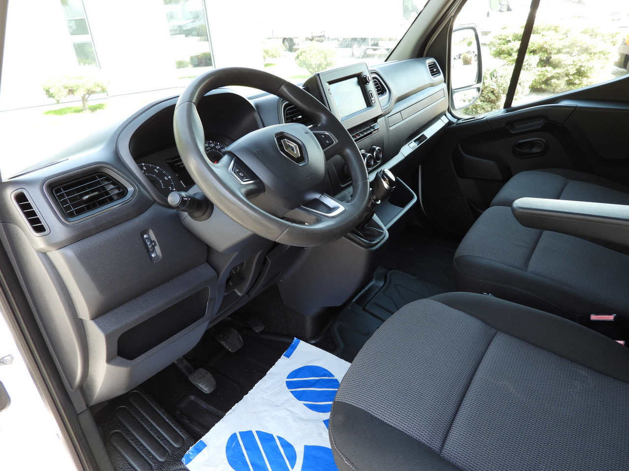 RENAULT MASTER BOX LIFT 8 PALLETS CRUISE CONTROL NAVIGATION LED LIGHTS TWIN WHEELS AIR CONDITIONING 145HP - Dostavno vozilo sa zatvorenim sandukom: slika 2 RENAULT MASTER BOX LIFT 8 PALLETS CRUISE CONTROL NAVIGATION LED LIGHTS TWIN WHEELS AIR CONDITIONING 145HP - Dostavno vozilo sa zatvorenim sandukom: slika 2
