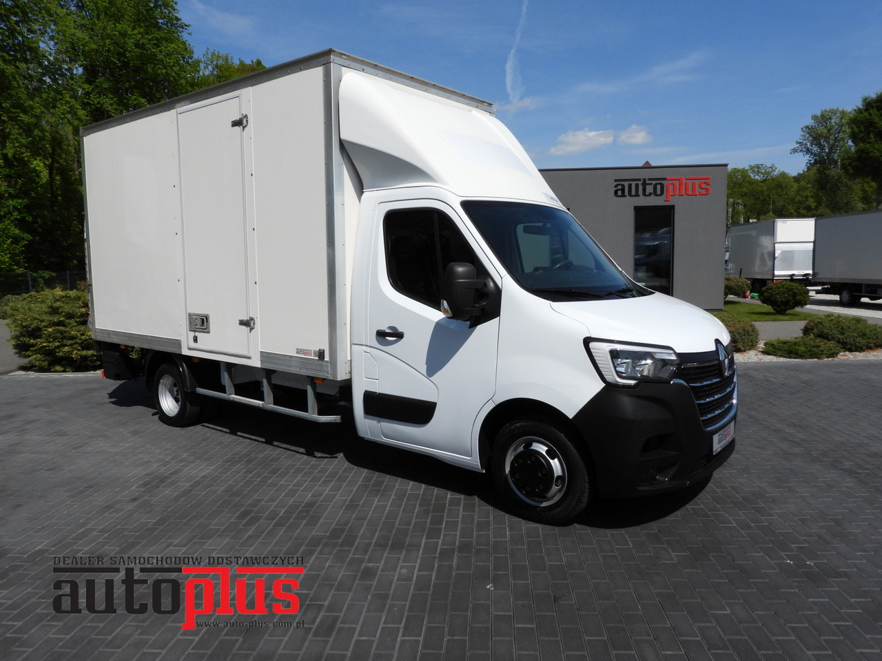 RENAULT MASTER BOX LIFT 8 PALLETS CRUISE CONTROL NAVIGATION LED LIGHTS TWIN WHEELS AIR CONDITIONING 145HP - Dostavno vozilo sa zatvorenim sandukom: slika 1 RENAULT MASTER BOX LIFT 8 PALLETS CRUISE CONTROL NAVIGATION LED LIGHTS TWIN WHEELS AIR CONDITIONING 145HP - Dostavno vozilo sa zatvorenim sandukom: slika 1